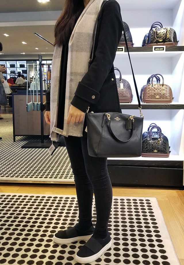 COACH F36675 SMALL KELSEY SATCHEL กระเป๋าถือ/สะพายข้าง ทรงพัดรุ่นคลาสสิค ขายดีทุกรอบ ด้วยรูปทรงที่สวย ใช้งานง่าน มีหูจับในตัว และสายครอสมาให้ วัสดุหนัง pepble สัมผัสดี (หนังจะมีรอยกดทับบ้าง ใช้งานเรื่อยๆหนังจะฟูขึ้นปกติ) เปิด-ปิดด้วยซิป รูดใช้งานง่าย ภายใ