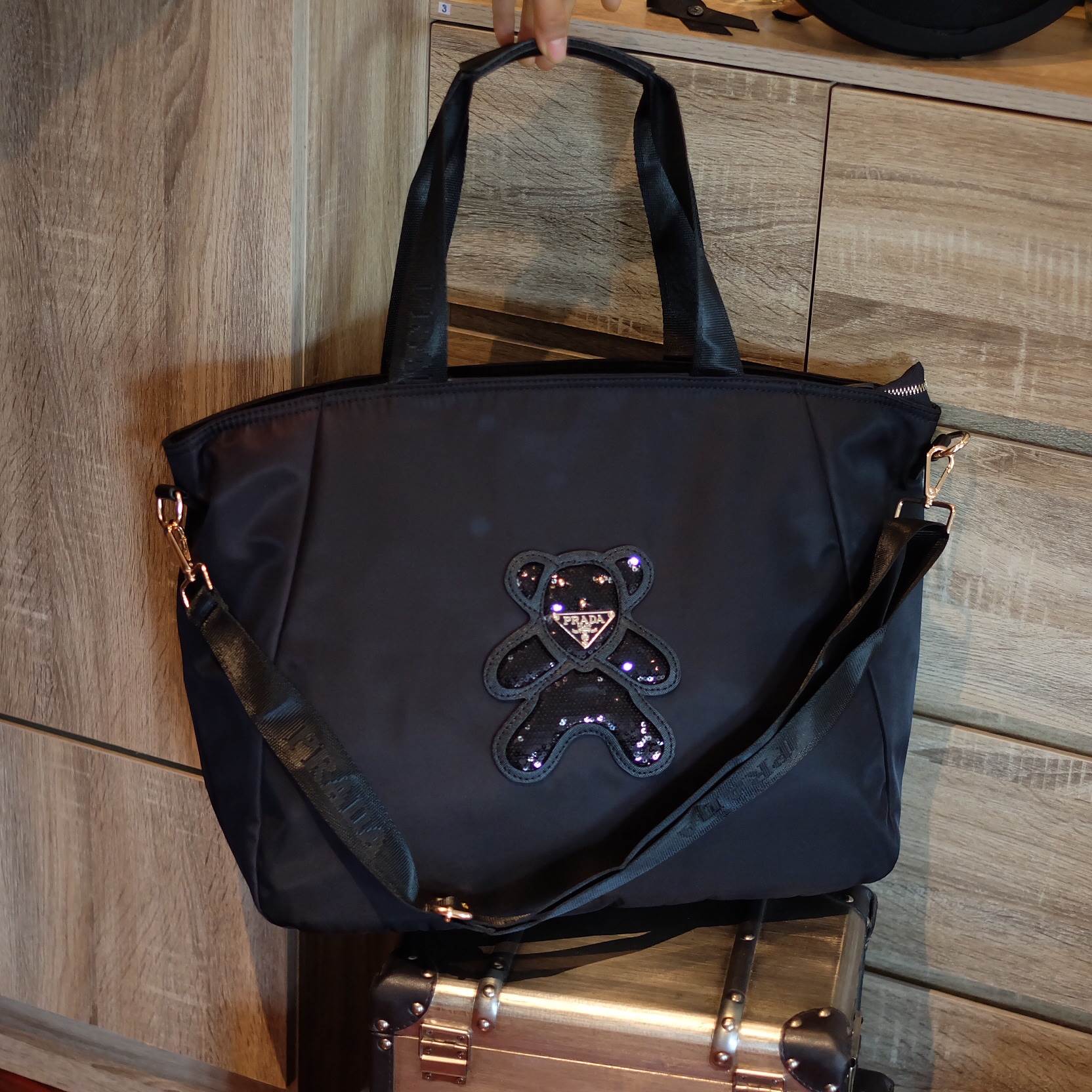 งานพรีเมี่ยมกิ้ฟ จากเคาเตอร์ต่างประเทศคะ 🐼รุ่น Limited edition ค่า ได้ กระเป๋าอเนกประสงค์ ทรง TOTE จากแบรนด์ PRADA มาค่า เป็น กระเป๋าผ้าไนล่อน ตามแบบฉบับของแบรนด์เลย ใบนี้มีสายยาวให้คะ เลิศมาก สะพายเป็น shoulder bag หรือ ถือได้คะ ใช้ได้2ด้าน ด้านน