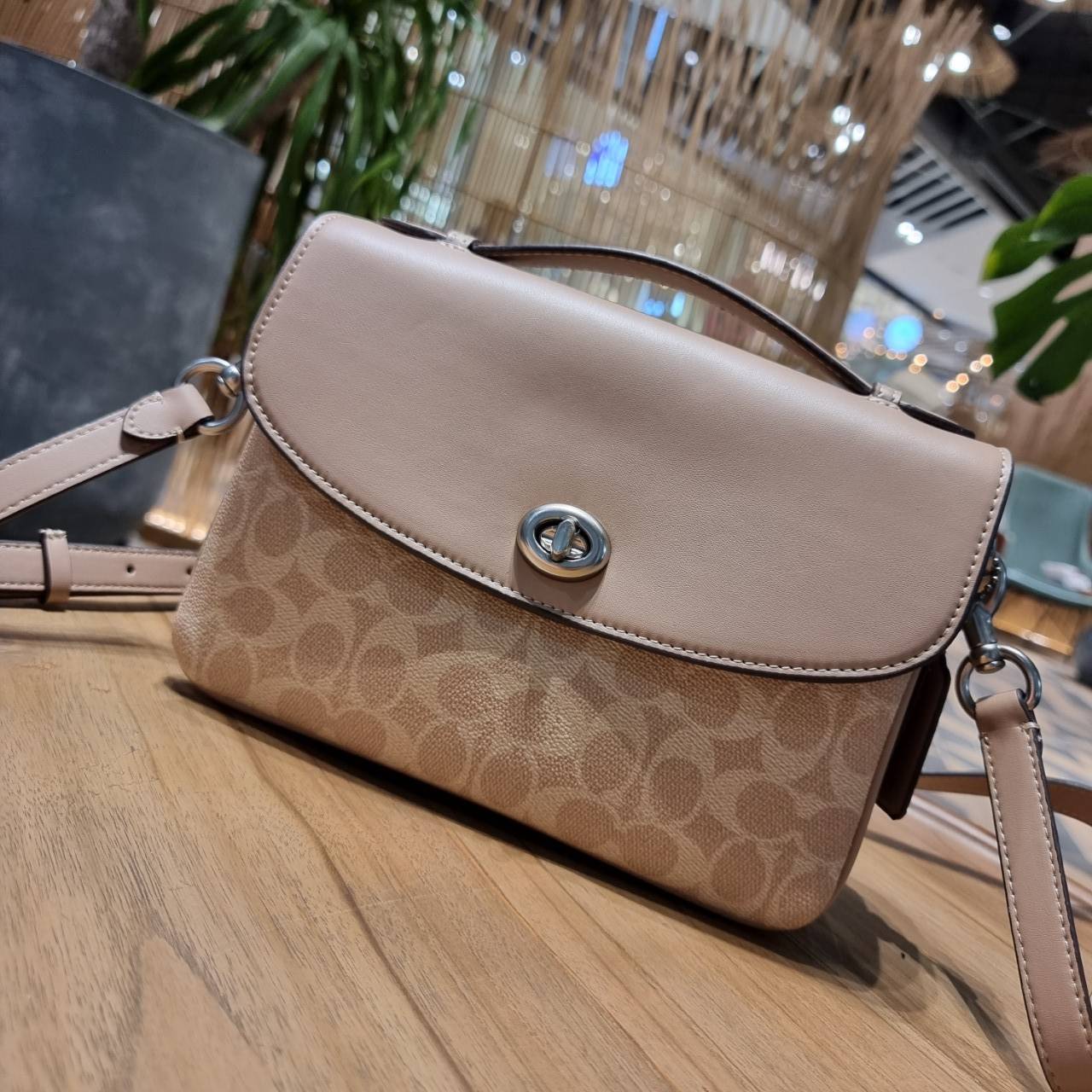 COACH 68349 CASSIE CROSSBODY IN SIGNATURE CANVAS เรียบหรู ดูดี ก็ต้องไอเท็มนี้ไม่อยากให้พลาด!! พาสเทลละมุนมากๆ สะพายแล้วดูแพงมากๆ สวยเลิศ กระเป๋าถือ/สะพายข้าง วัสดุหนังแคนวาสสลับหนังแท้ เปิด-ปิดด้วยตัวบิดล็อคแน่นหนา ภายในแบ่งสัดส่วนอย่างดี ใส่ของได้ครบสบา