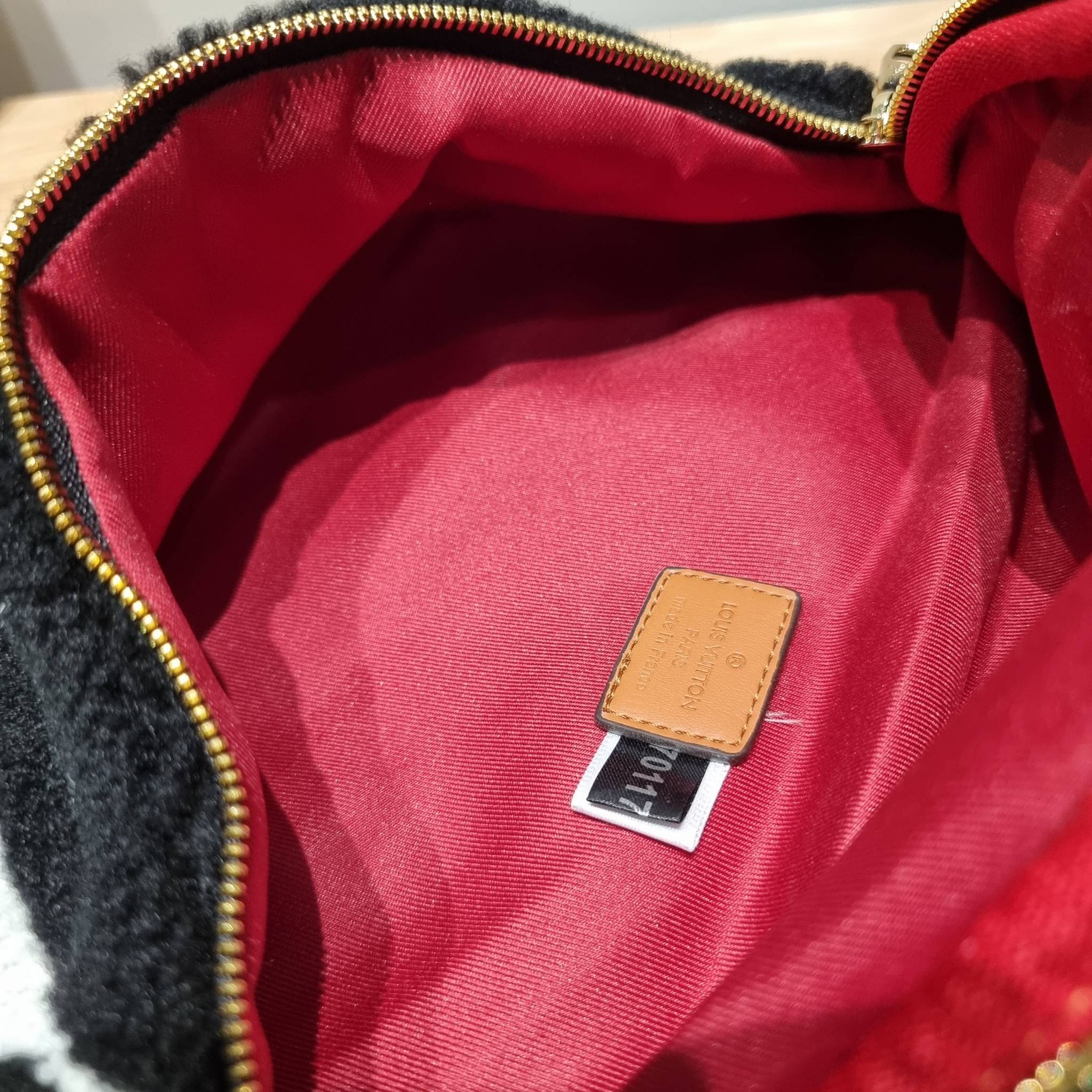 LV BUM BAG MONOGRAM TEDDY FLEECE / LV Teddy Limited Edition Bumbag ไอเท็มที่ต้องมี กับกระเป๋าคาดอก ดีไซน์เอกลักษณ์ โดดเด่นด้วยจัมโบ้ฟ้อนท์สีตัดกับตัวกระเป๋า เปิด-ปิดด้วยซิป ภายในเป็นช่องโล่ง โดยตัวกระเป๋าจะมีหูจับในตัว และสายสะพายที่สามารถปรับได้ตามตัว รุ