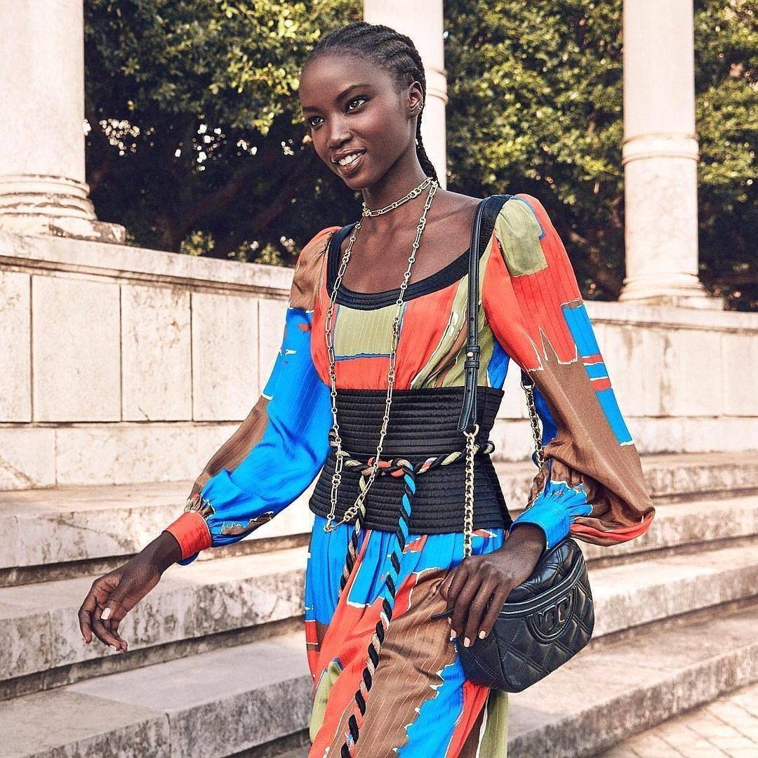 ของแท้ 💯% Tory Burch Factory Outlet Quilted Leather Shoulder Bag กระเป๋าสะพายรุ่นแนะนำจาก Tory Burch Factory วัสดุหนังแกะสังเคราะห์ขึ้นลายแบรนด์สวยหรูอยู่ทรงดีไซน์ยอดนิยมสุดคลาสสิคน่าใช้ค่ะ