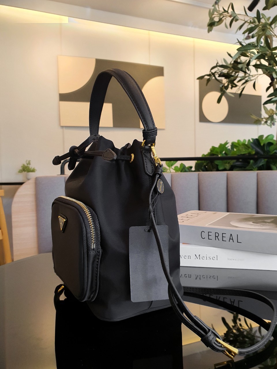 Prada Nylon Bucket Bag Black ใครๆก็หลงรัก **ทรงขนมจีบน่ารัก 🐰 กระเป๋าผ้า PRADA NYLON SILK เนื้อหนา ตัวกระเป๋าอยู่ทรงสวย ซับในอย่างดี จุดเด่นคือ กระเป๋าสามารถ จุของได้เยอะมาก น้ำหนักเบา