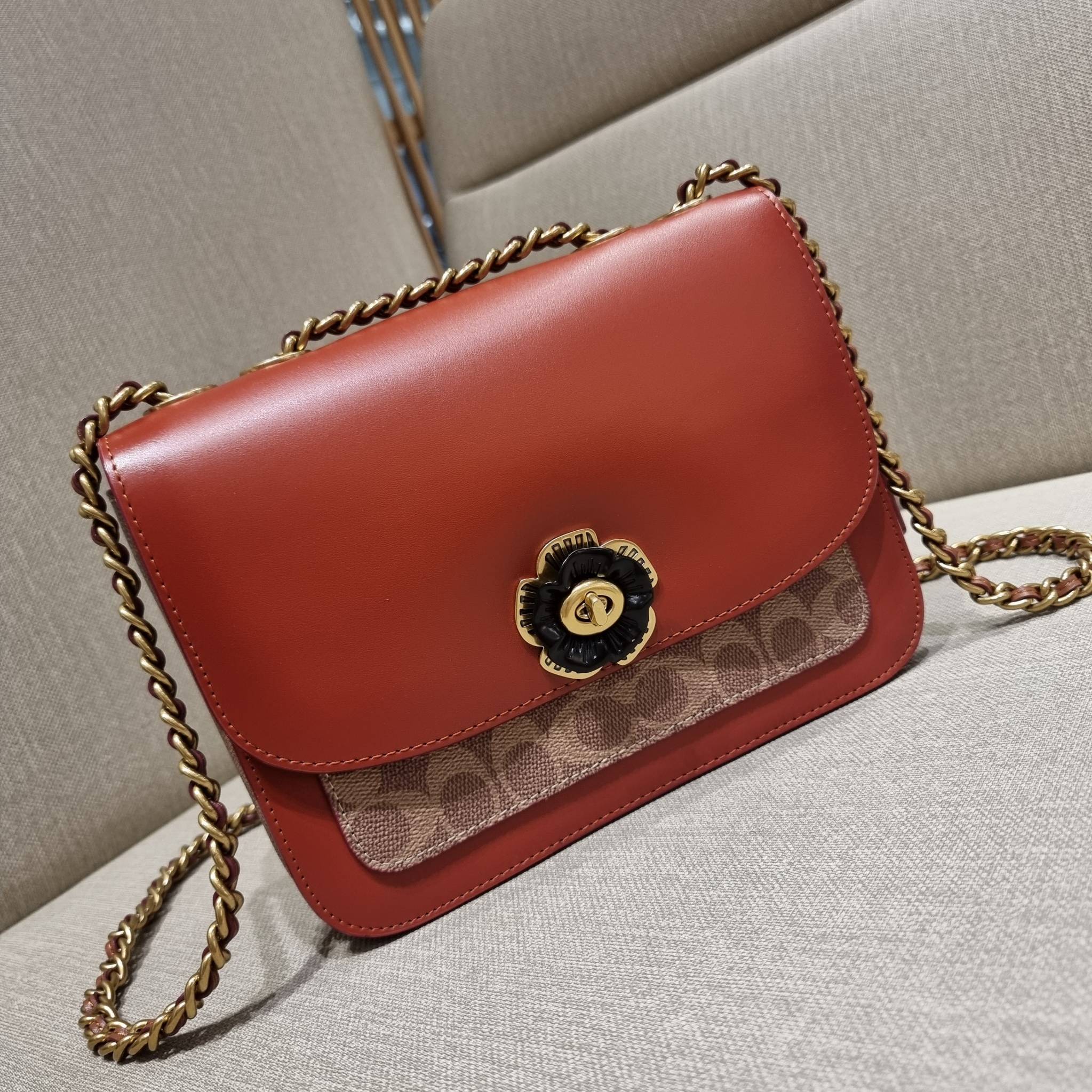 COACH C0827 MADISON SHOULDER BAG IN SIGNATURE CANVAS กระเป๋าสะพายข้าง รุ่นยอดฮิต ไซส์ใหญ่จุใจ ดีไซน์สวย โดดเด่นด้วยตัวล็อครูปดอกไม้ ตกแต่งตัดกันกับลายซีอย่างลงตัว วัสดุหนังแท้สลับหนังแคนวาสเคลือบลาย ภายในแบ่งสัดส่วนให้อย่างดี มาพร้อมสายสะพายในตัว ปรับใช้ไ