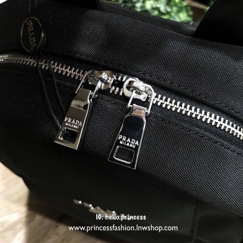 PRADA NYLON BACKPACK กระเป๋าสะพายเป้ Limited edition VIP Gift With Purchase (GWP) จากเคาน์เตอร์แบรนด์วัสดุ Nylon&Polyester เนื้อหนาคุณภาพดีตามแบบฉบับแบรนด์ ด้านหน้าประดับโลโก้แบรนด์ เปิดปิดด้วยซิปสะดวกใช้ หูจับแข็งแรง สายสะพายหลังลายแบรนด์เลื่อนปรับได้ ด้