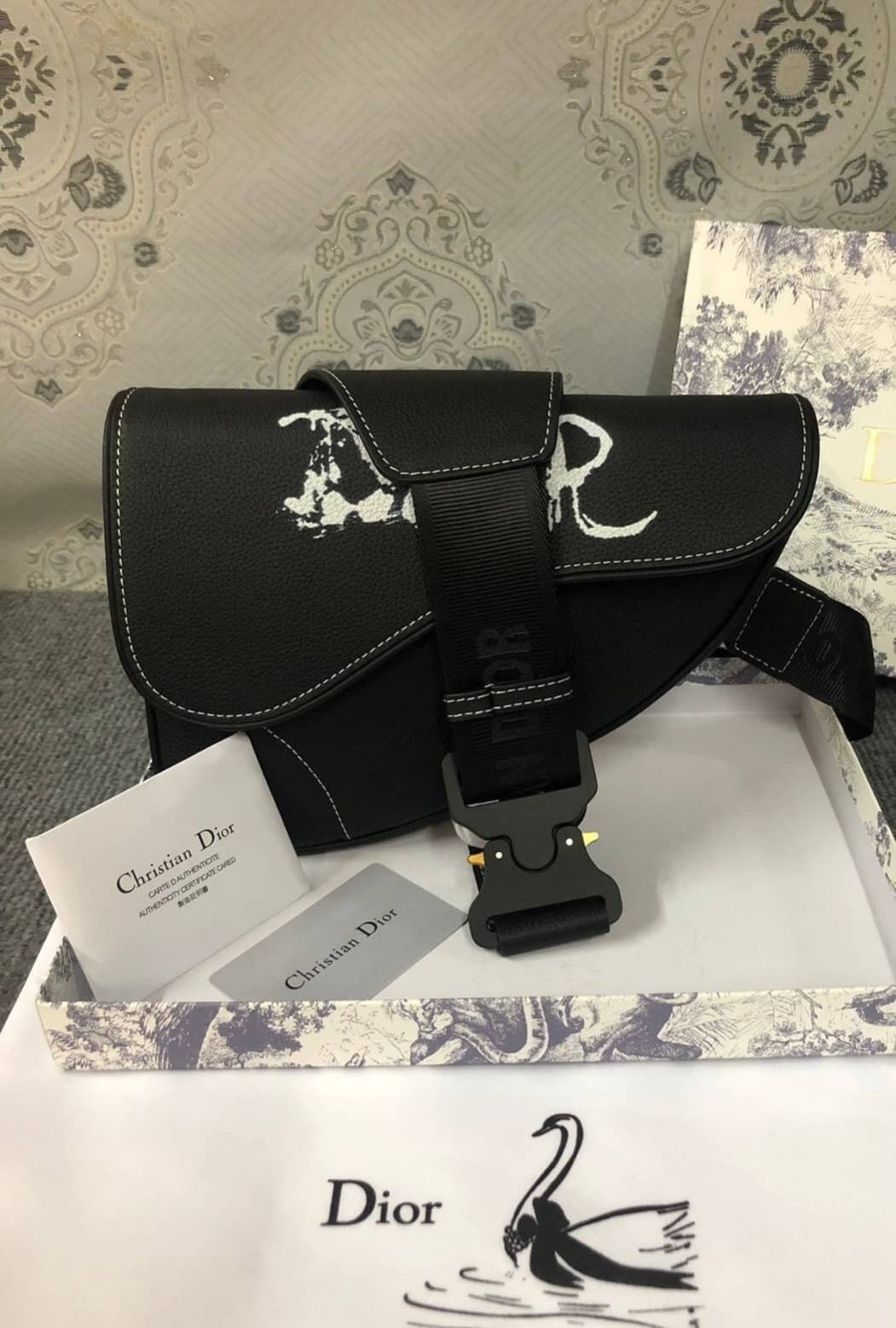 หนังแท้ Dior x Peter Doig Saddle Bag PRINT BLACK LEATHER SADDLE BAG / Dior Waist Bag / Dior Belt Bag / Dior Saddle พร้อมส่งที่ไทย ภาพสินค้าถ่ายจากงานขายจริง ใช้งานต่างประเทศได้ค่ะ