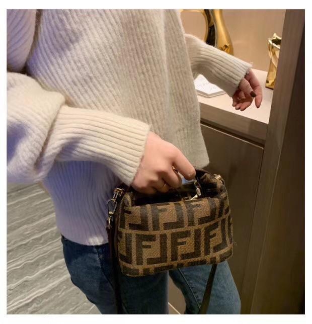 Fendi Tobacco Monogram FF Logo Zucca Buckle Belt Boston Mini Bag Brow Canvas Satchel กระเป๋าสะพายข้าง size mini สุดฮิต วัสดุ canvas จุของได้เยอะ ใส่iphone+ ได้ เปิดปิดด้วยซิป น่ารักมากกก ห้ามพลาดเลยค่ะใบนี้แนะนำสุดๆ มีสายสั้น+สายสะพายไหล่ ปรับสายได้