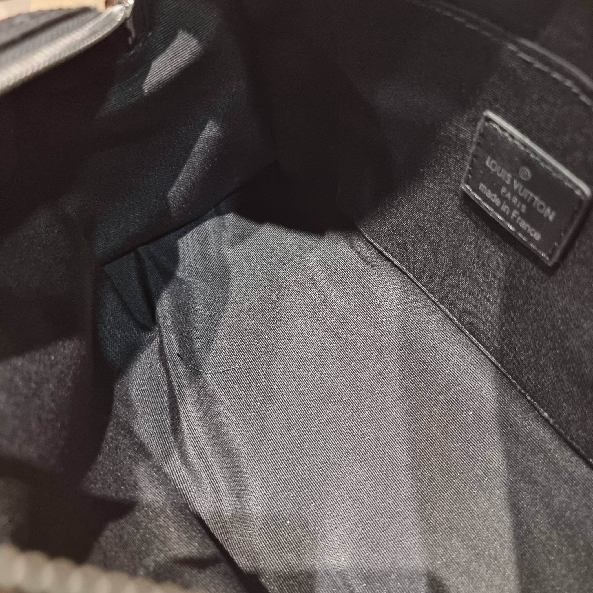 LV CITY KEEPALL Monogram Eclipse Bag กระเป๋าสะพายทรงหมอนสุดคลาสสิค ด้วยดีเทลความเป็นเอกลักษณ์ เรียบหรูด้วยความโดดเด่นจากลวดลายโมโนแกรม ขนาดกำลังดี