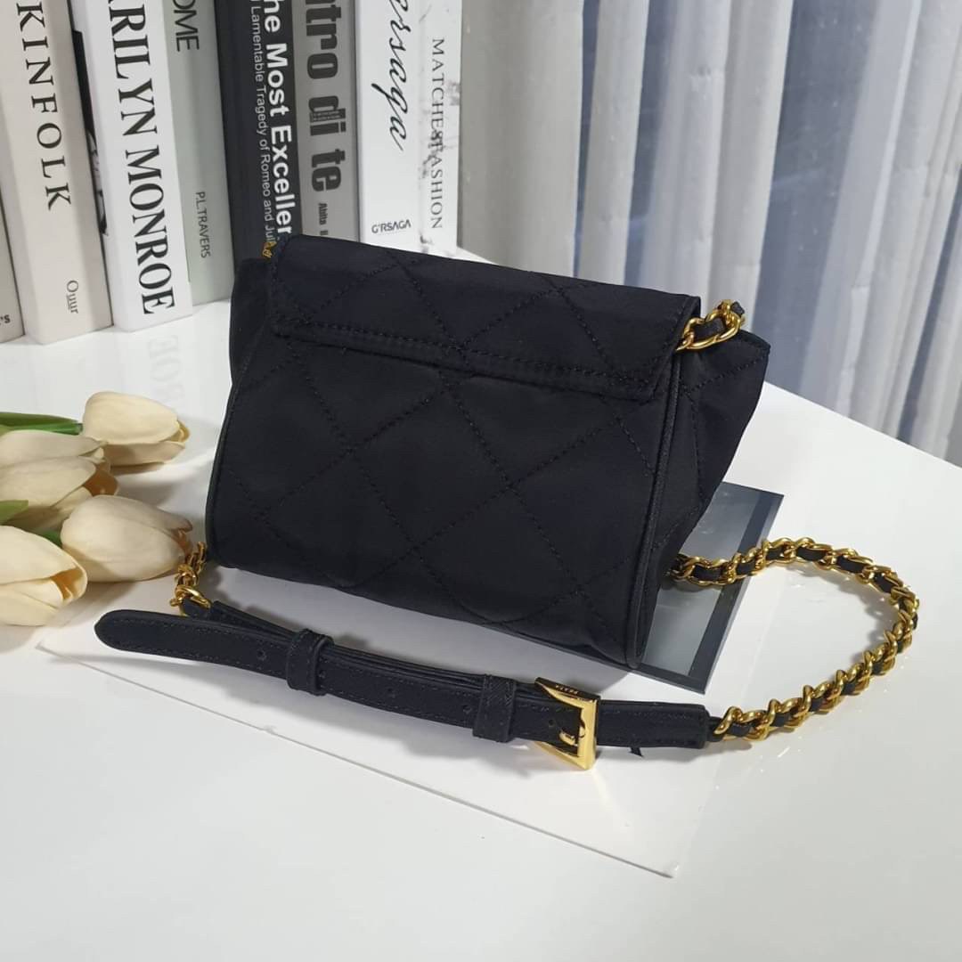 PRADA SHOULDER BAG ส่งตรงจากเคาเตอร์ต่างประเทศ นานๆจะมาทีคะ **ขนาดมินิปุ๊กปิ๊ก กับแบรนด์ Prada เก๋ ไม่ซ้ำใครแน่นอนคะรุ่นนี้ เปิดปิดด้วยกระดุมแม่เหล็ก ภายในบุผ้าแบรนด์ และ มีป้ายโลหะแบรนด์ **อะไหล่ทองเข้มทั้งใบ สามารถใส่Iphone11+ ได้ งานน่ารัก ราคาดี้ดีแบบ