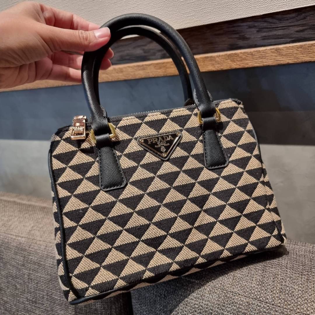 PRADA GALLERIA JACQUARD FABRIC BAG กระเป๋าถือ/สะพายดีไซน์ใหม่ ผ้า jacquard ถักทอเป็นลวดลายสวยคม โดดเด่นไม่ซ้ำใคร ด้านข้างมีกระดุม ติดเก็บทรงได้ ตัวกระเป๋าถูกแบ่งเป็นสัดส่วน เป็นช่องซิป 2 ด้าน และช่องกลางเก็บของอีกหนึ่ง มาพร้อมหูจับในตัว และสายครอสให้ เป็น