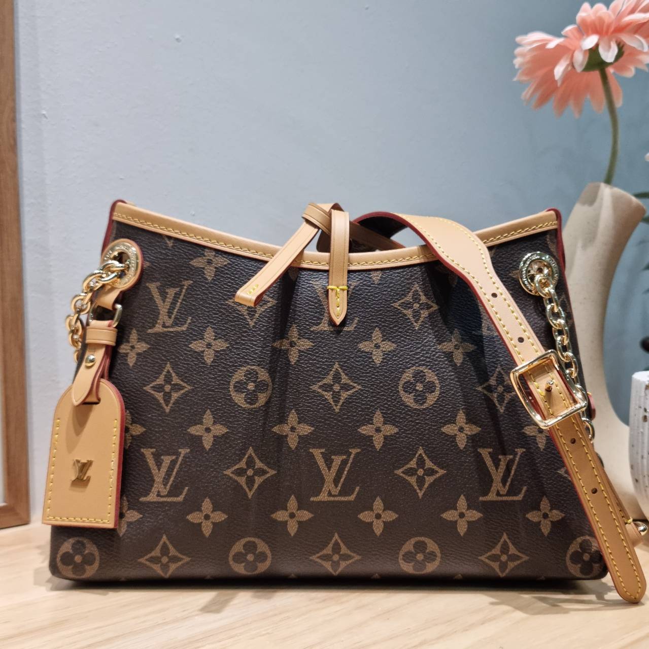 LV CARRYALL BB ใหม่ล่าสุด รุ่นลิมิเต็ดที่สาวๆตามหา จากเคาน์เตอร์ dutyfree ซึ่งเป็นดีไซน์ใหม่ 2025 กระเป๋าสะพายไหล่ทรงสวย ดีไซน์เรียบง่ายคลาสสิค หรู ดูผู้ดี รูปทรงใช้งานง่าย