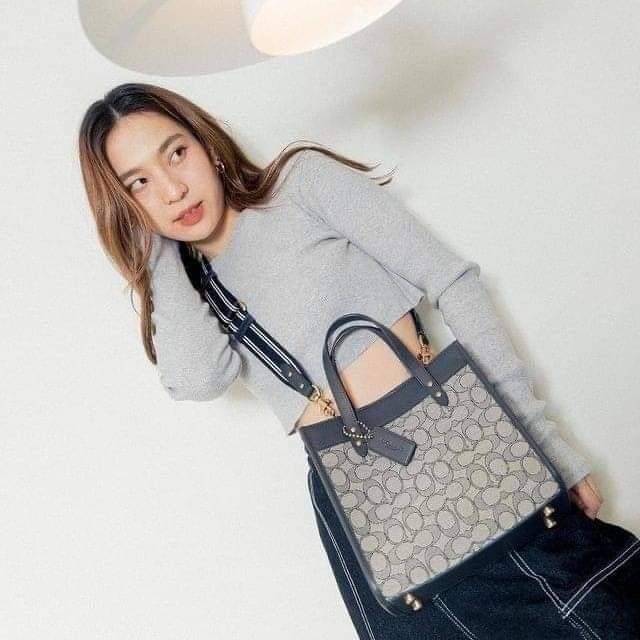 ใบนี้ ช่วยให้ชีวิตง่ายขึ้นเยอะเลย🌈🌺>>COACH FIELD TOTE 22 IN SIGNATURE JACQUARD(COACH C3865) 🍁กระเป๋าถือ สะพาย รุ่น Unisex ใช้ได้ทุกเพศวัย ขนาดเหมาะต่อการใช้งานในแต่ละวันมากๆ //วัสดุ jacquard ลาย signature ตกแต่งดีเทลด้วยหนังแ