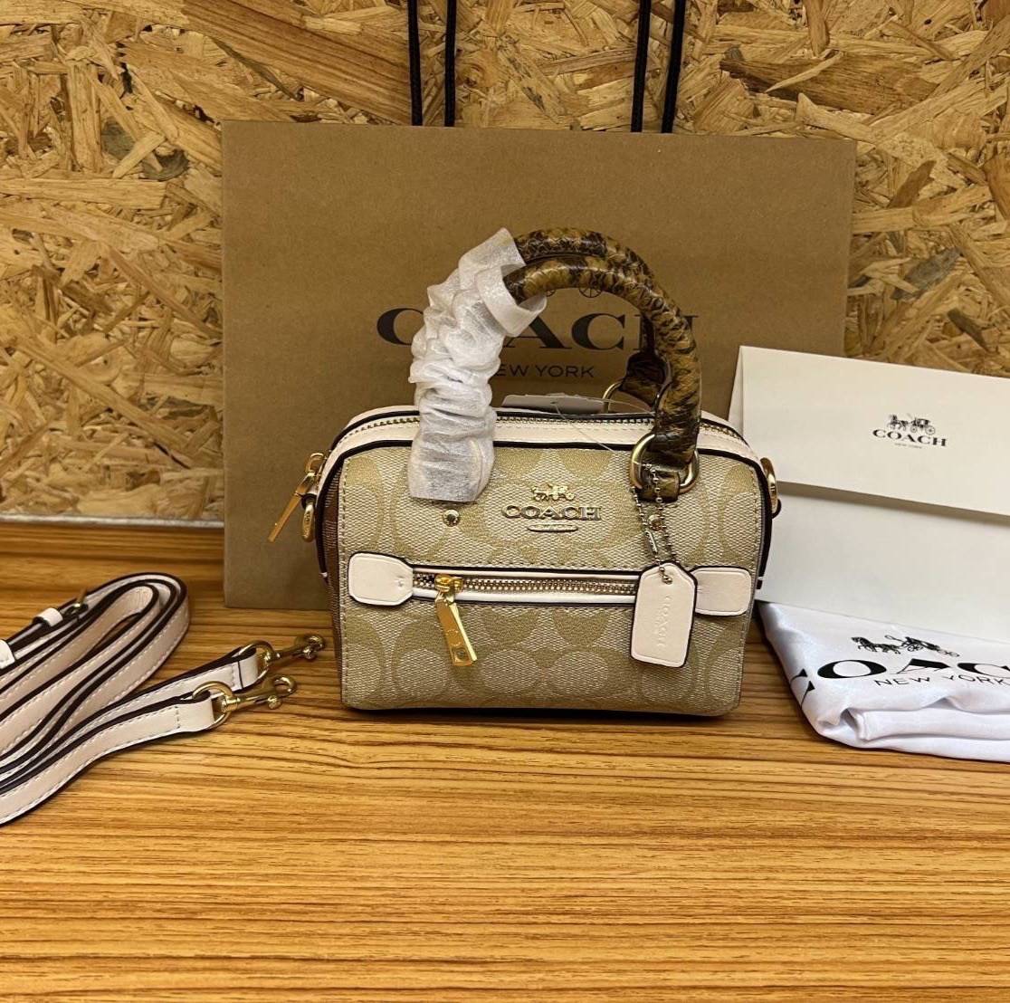 จิ๋วแต่แจ๋วไปเลยค่าา😘 COACH MICRO ROWAN CROSSBODY ((2300)) MINI พร้อมส่ง! บอกเลยสาวๆห้ามพลาด ใบจริงสวยมากๆค่ะ! กระเป๋าขนาดมินิๆ หนังCanvas ผสมหนังบายหูตรงหูหิ้วได้ลงตัวสวยวามมากๆเลยค่ะ//ด้านหน้ามีช่องซิปเล็กใส่เหรียญ เปิดปิดช่องหลักแบบซิป ภายในใส่