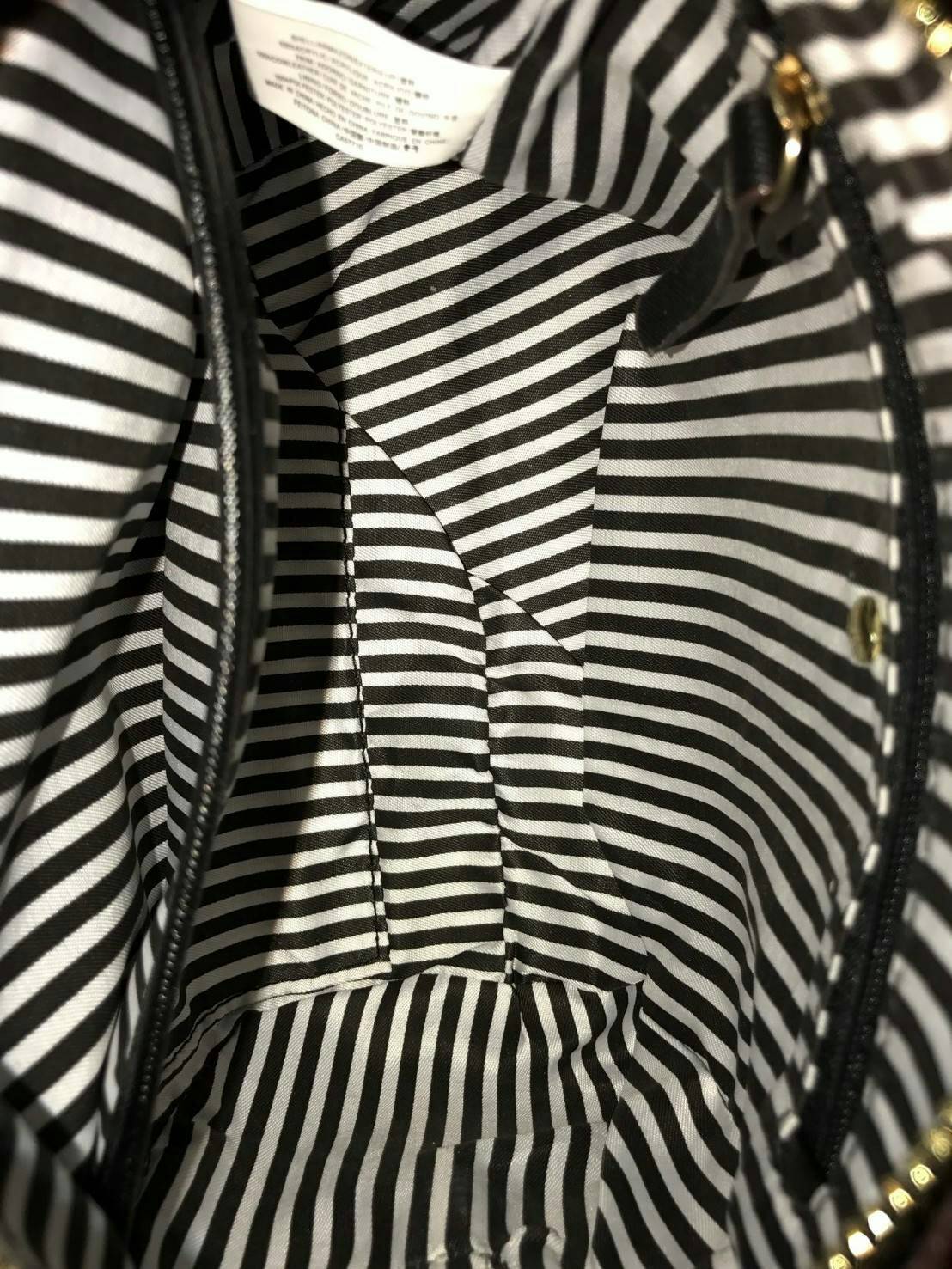 Kate Spade New York Cedar Street Bowling Bag กระเป๋าถือหรือสะพายหนัง Saffiano ทรง Bowling สวยหรู อยู่ทรงสไตล์ PRADA ด้านหน้าประดับโลโก้สีทองหรู มาพร้อมสายสะพายยาวถอดได้ปรับได้ ภายในมีช่องซิปและช่องใส่มือถือ ใส่กระเป๋าสตางค์ใบยาวของใช้ได้จุ น้ำหนักเบาขนาดก