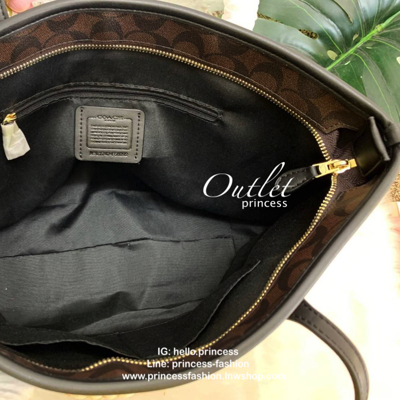 COACH CITY ZIP TOTE IN SIGNATURE BAG กระเป๋าถือหรือสะพายทรง tote ขนาดกำลังดี วัสดุหนัง pvc. เปิดปิดกระเป๋าแบบซิป ภายในกว้าง ใส่ iPad, A4 ของใช้ได้จุ มีช่องเล็ก และช่องซิปค่ะ Must Have!