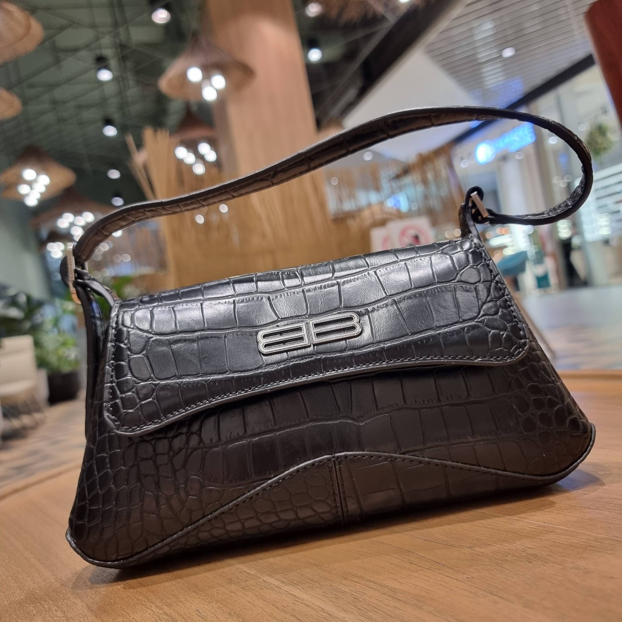 Balenciaga XX small flap bag กระเป๋าสะพายดีไซน์สวยเลิศ!! ไม่ซ้ำ เอกลักษณ์ที่โดดเด่นด้วยรูปทรง และขนาดที่กำลังเหมาะใช้งาน พร้อมดีไปหมด!! วัสดุหนังลายจระเข้ ขึ้นเงาคมชัด เปิด-ปิดด้วยกระดุมแม่เหล็ก ภายในกระเป๋าเป็นช่องโล่ง ใส่ของสำคัญจุกจิกพอได้ พกพาได้แบบไม