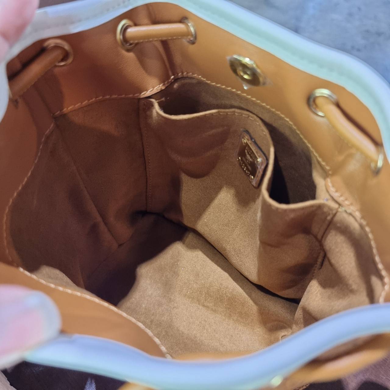 M.C.M ZOO RABBIT DRAWSTRING BAG IN VISETOS LEATHER MIX คอลเลคชั่นซูมาใหม่ ฮิตหนักมากที่เกาหลีและญี่ปุ่น ไอเท็มสุดคิ้วท์ น้องกระะต่ายโดดเด่น กระเป๋าสะพายทรง bucket ไซส์เล็กขนาดน่ารักน่าใช้ แฟชั่นสไตล์มากใบนี้ ดีไซน์น้องกระต่ายแอบในกระเป๋า และสามารถนำออกมาห