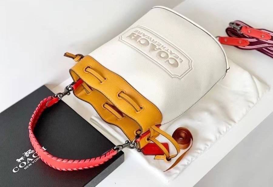 COACH Color-Block Leather Field Bucket Bag ((C3850//C3851)) พร้อมส่งที่ไทย กระเป๋าทรงขนมจีบ สุดฮิต ใช้ได้กับทุกๆวัน หนังแท้ลายหนังสวยนิ่มมือดีค่ะ ด้านหน้ามีโลโก้แบรนด์ตังใหญ่ ปากกระเป๋าแบบหูรูด ปล่อยหนังห้อยยาวลงมา ภายในกระเป๋ากว้างใส่กระเป๋าเงินใบยาวได้;