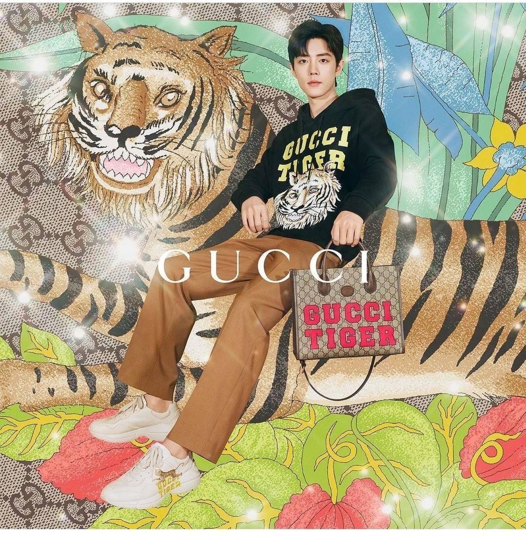 GUCCI Tiger GG small tote ใบใหญ่ ร้อนแรงไฟลุก!! ต้อนรับปีเสืออย่างเป็นทางการ จัดให้แบบเลิศๆ กับกระเป๋าทรงโท้ท วีไอพีพรีเมี่ยมกิ๊ฟ ไซส์ใหญ่ โดดเด่นด้วยจัมโบ้ฟอนท์ สวยเอกลักษณ์ วัสดุหนังแคนวาส ภายในโล่งกว้างมาก ใส่ของแบบแน่นๆ จุๆไปได้เลย หมดห่วง!! และยังมีส
