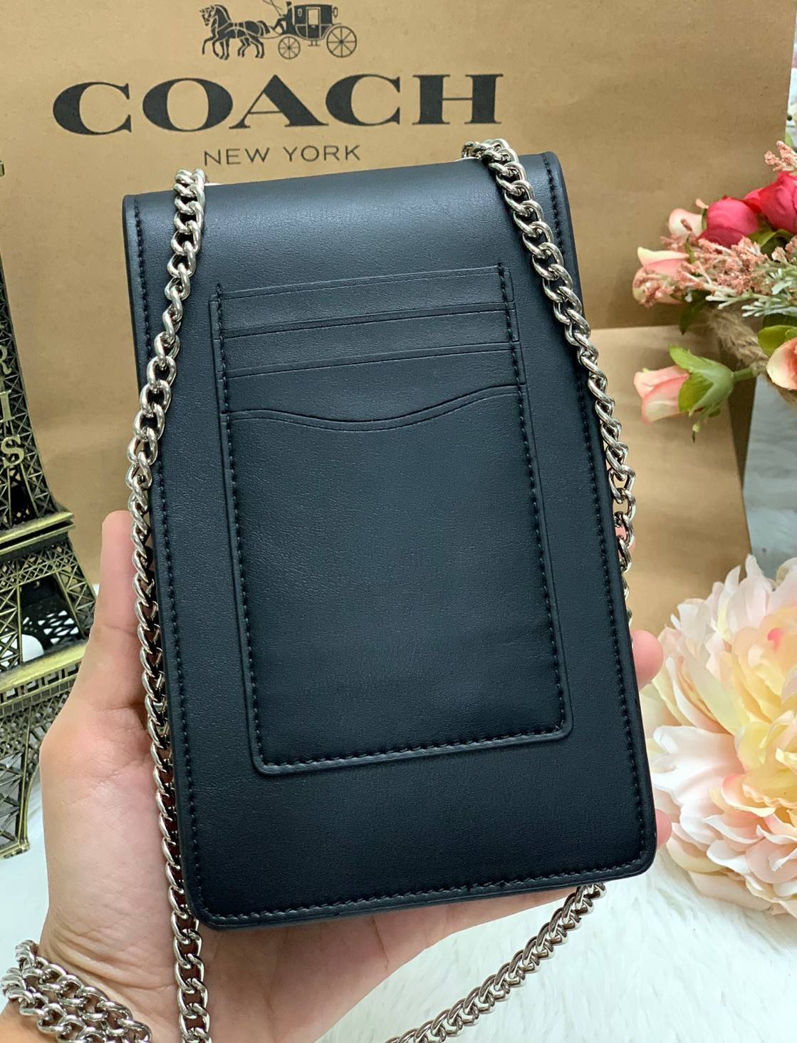 COACH PHONE CASE CROSSBODY BAG ((73486//76988//76357//39955//91046)) COACH NORTH/SOUTH CROSSBODY IN SIGNATURE CANVAS กระเป๋าใส่โทรศัพท์รุ่นนี้ มีความโดดเด่นทั้งดีไซน์และคุณสมบัติในการใช้งาน ด้วยลวดลายที่มีซิกเนเจอร์เป็นเอกลักษณ์แล้ว ด้านหลังยังมีช่องใส่กา