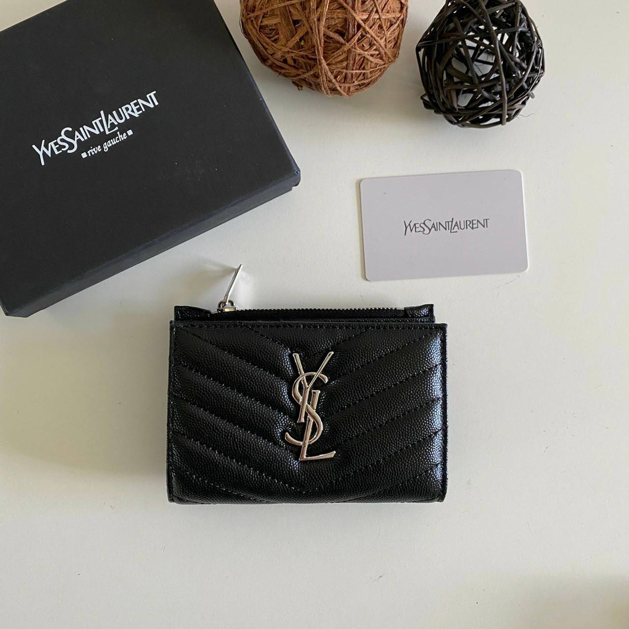 VIP GIFT 】หนังแท้ YSL SAINT LAURENT Monogram Zipped Bifold Wallet มาแล้วจร้า ถามหากันเยอะมากๆ กระเป๋าสตางค์ใบสั้นที่ใส่แบงค์ ใส่บัตร ใส่เหรียญได้เยอะสุดๆ มีสองด้านซิปและพับ ใบเดียวครบจบเลย หนังสวยมาก ละเอียดสุดๆ
