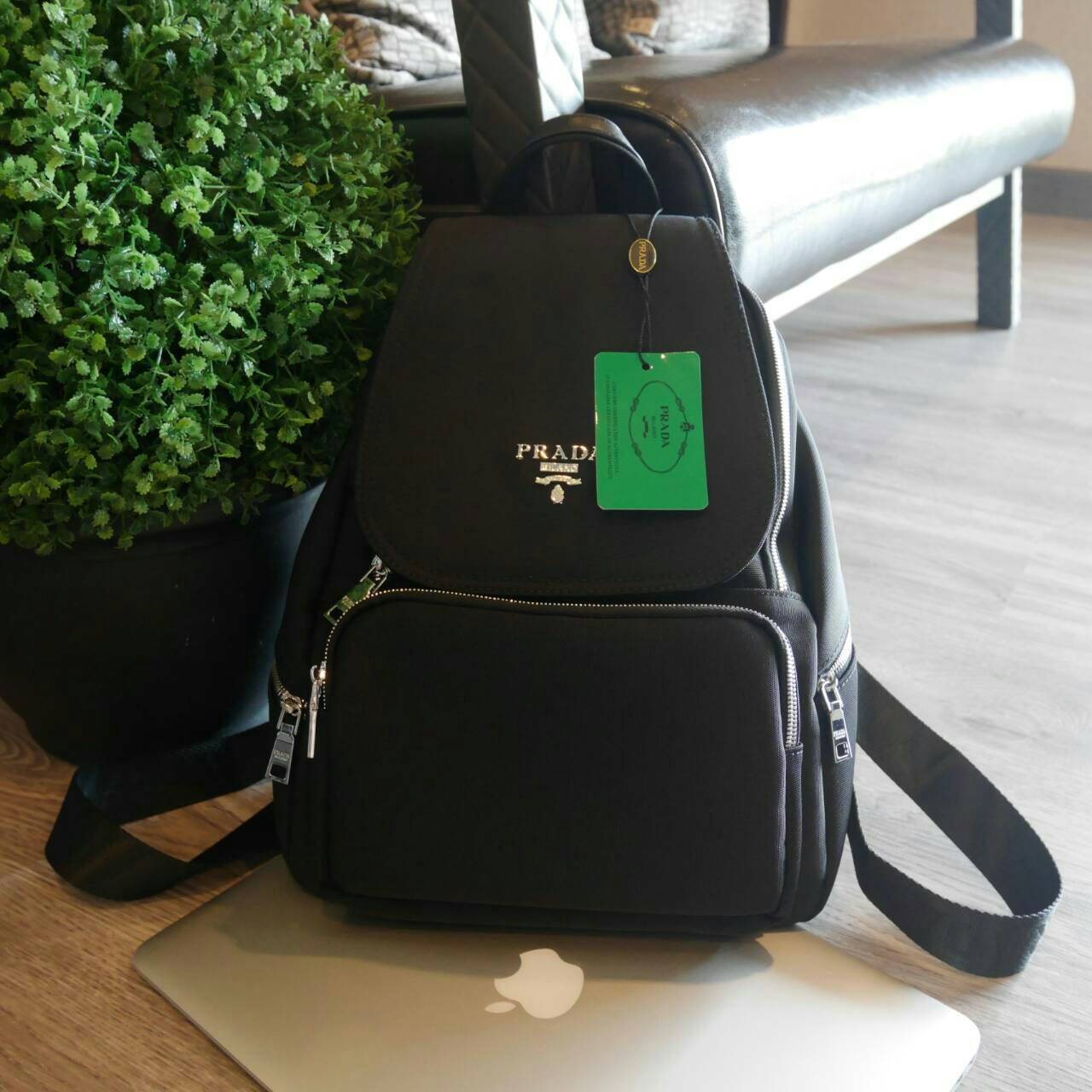 มาละค้า รุ่นที่สายลุยรอคอยกับ Prada backpack จากงานพรีเมี่ยมกิ้ฟจากเคาร์เตอร์ต่างประเทศมาค้า วัสดุ Canvas ผสม Nylon **คุณภาพดี แข็งแรง ทนทาน กันน้ำได้ อะไหล่เงิน เงาวับ! ทั้งใบ **สวยหรูมากคะ มีช่องใส่ของแยกซิปหลายช่อง สุดคุ้ม ด้านในบุด้วยผ้าซับในปั้มแบรนด