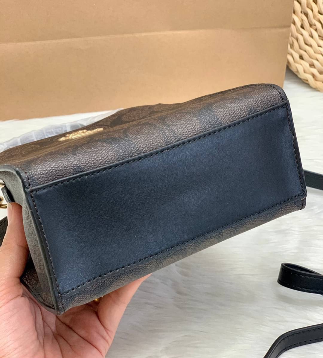 COACH MINI CALLY CROSSBODY IN SIGNATURE ((3599, 2184, 5693, 2134, 2183)) พร้อมส่งที่ไทยทันที! กระเป๋าสะพายครอสบอดี้ร์ กระเป๋าครอสบอดี้โท้ทมินิไซส์ รุ่นใหม่สุดฮอต!! ใบจริงคือน่ารักม้ากกกก!! สวยอยู่ทรง น่ารักน่าใช้ ทรงTote ปากกระเป๋าเปิดปิดแบบแม่เหล็ก ภายใน