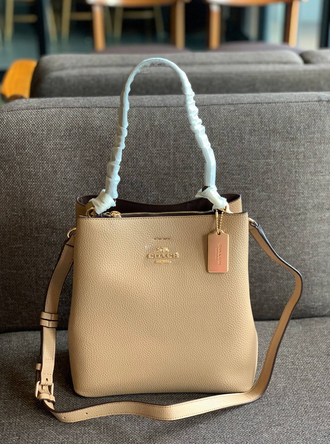 ถังใหญ่พร้อมส่งแล้วค่าา ห้ามพลาด❗️ COACH TOWN BUCKET BAG((91122)) 📣พร้อมส่ง ไซด์ที่สาวๆรอคอยค่ะ! ✔️กระเป๋าทรงถังใบใหญ่ สุดฮิตอีกรุ่นที่สาวๆต้องมีติดตัว ✔️หนังแท้ หนังจริงสวยมาก นิ่มมือดีด้วยนะคะ