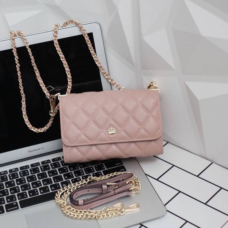 📣รุ่นขายดีที่สุด ** รอบใหม่ **หนังวัวแท้ สวย นิ่มมากๆค่า และ ปักลายตารางออกมาสวยมาก ** KEEP รุ่น Florence Flat bag ตัวกระเป๋าหนังแท้ นิ่ม-ตึง สุดๆ รุ่นนี้ จะมี 2 ขนาด คือ mini และ classic ไซด์