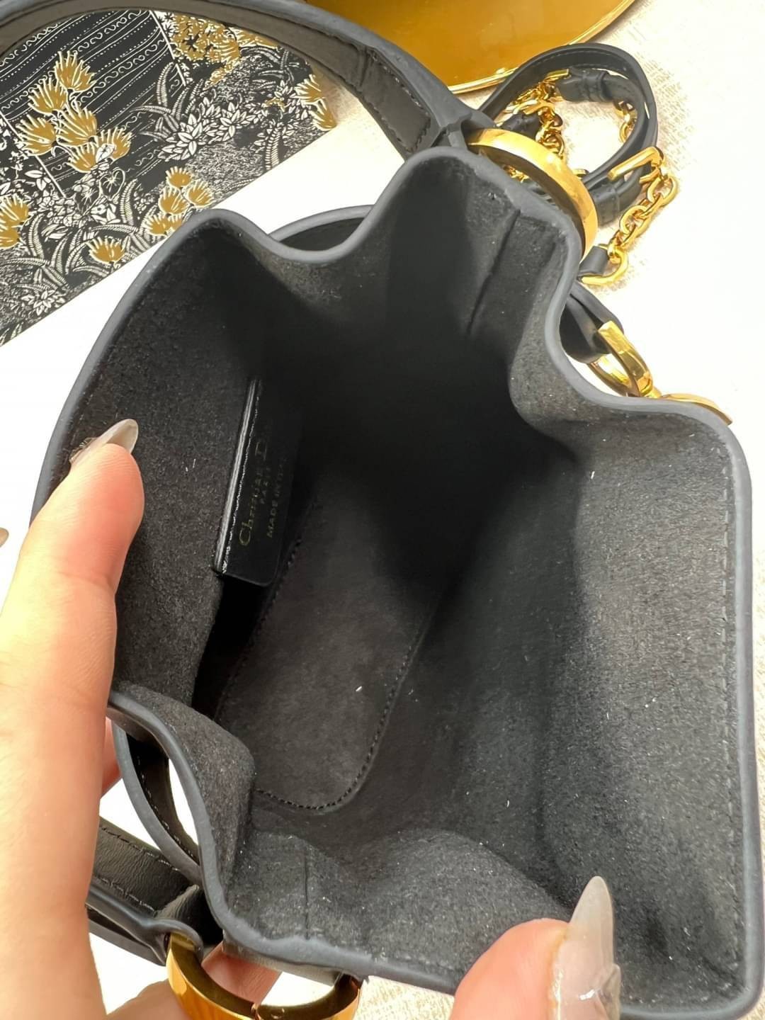 DIOR SMALL C'EST DIOR BAG 17 cm / Dior bucket bag รุ่นใหม่สวยหรู ดูแพงมากค่ะ กระเป๋าสะพายบัคเก็ต รูปทรงคลาสสิค ใช้งานง่ายภายในโล่งกว้างมาก สวยมาก ควรมีค่า