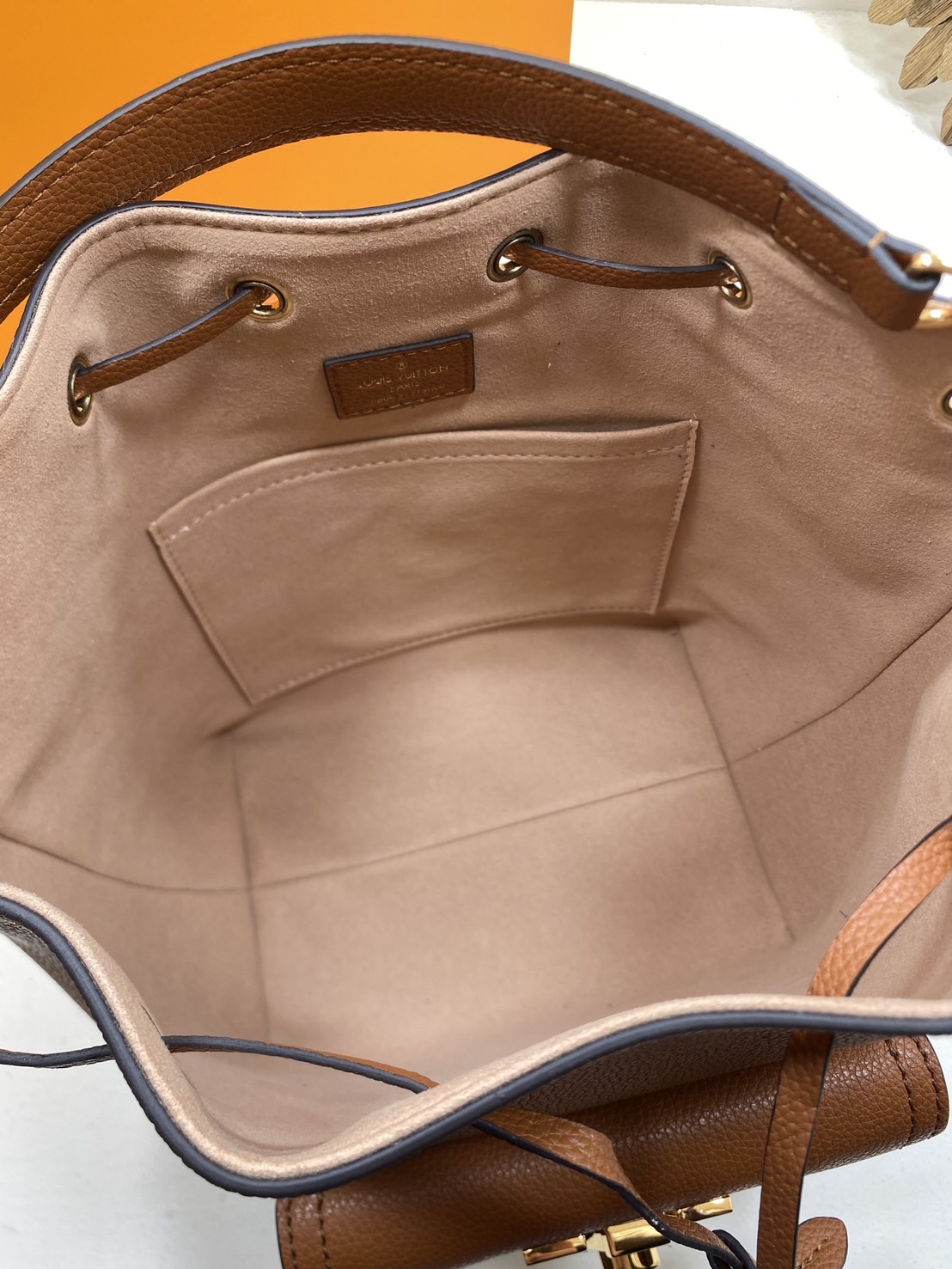 สลับแท้ LV Lockme bucket bag กระเป๋าสะพายทรงบัคเก็ตวินเทจ สวยคลาสสิก งานหนังแท้เต็มใบ โดดเด่นด้วยโลโก้สีทอง ด้วยดีไซส์ที่เรียบหรูเหมาะใช้ได้หลากหลายโอกาส