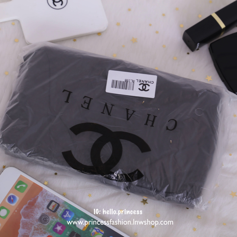 Chanel Cosmetic Clutch KeyChain พรีเมี่ยมเเท้จาก Chanel Cosmetic Counter VIP Gift หนังนิ่มลายตารางสีดำประดับโลโก้แบรนด์ด้านหน้าสวยดูดี เปิดปิดแบบ top zip อะไหล่ทอง พร้อมสายโซ่สำหรับห้อยพวงกุญเเจ สามารถใส่บัตร มือถือ iphone8 เครื่องสำอางค์ของจุกจิกได้เยอะ 