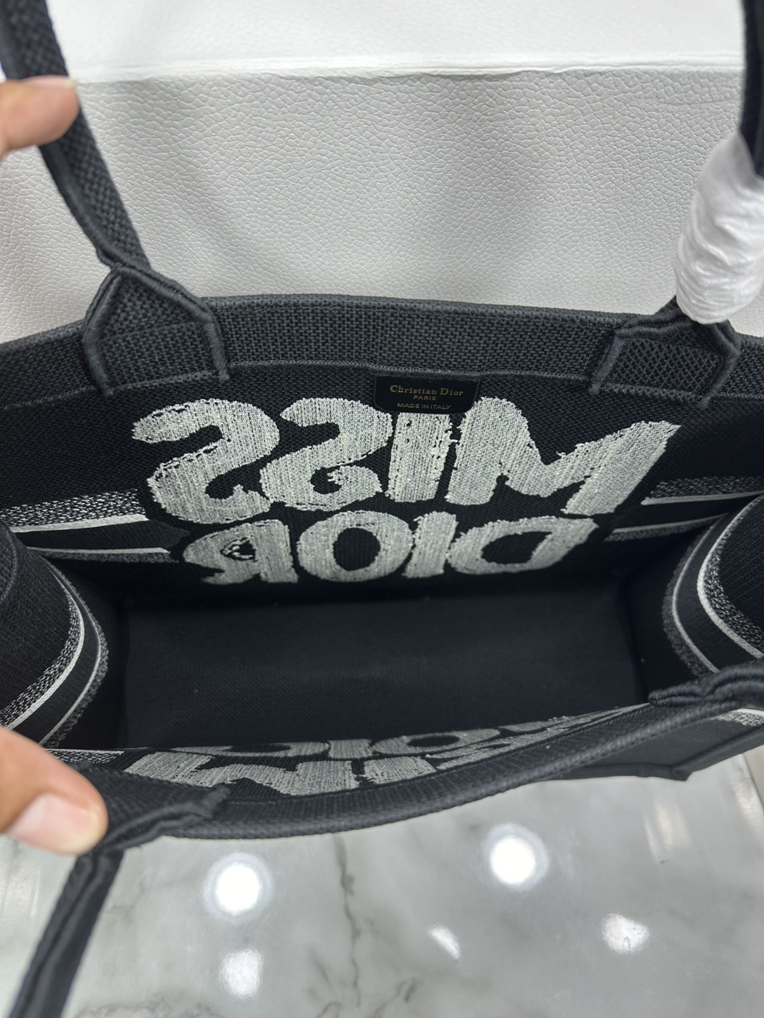 ORI หนังแท้ | Dior BookTote Black Miss Dior Embroidery Tote Bag กระเป๋าทรงโท้ทคอลใหม่ โทนดำคลาสสิก สวยงามและหรูหรา