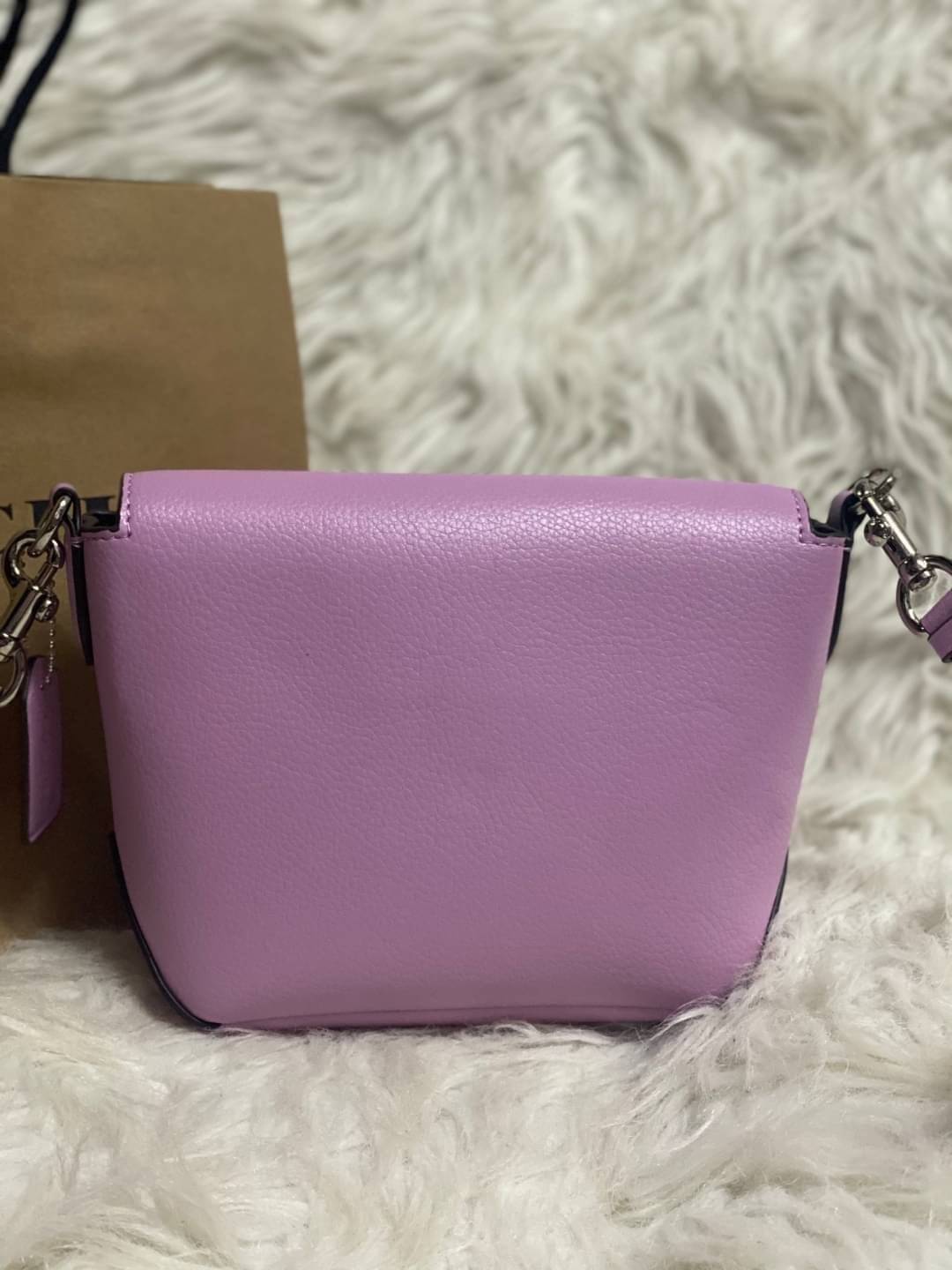 คอลเลคชั่นใหม่ ทั้งสวยทั้งคุณภาพค่ะ😘 COACH KARLEE CROSSBODY BAG 💐พร้อมส่ง ได้ไปไม่ผิดหวังแน่นอนค่ะ! สวยๆแบบคนดังระดับโลกกันค่าา กระเป๋าสะพายแบบครอสบอดี้ร์ หนังแท้นิ่มสวยงามมากๆค่ะ รูปทรงน่ารักกระทัดรัด เปิดปิดกระเป๋าแบบหมุนล็อค ภายในสามารถ