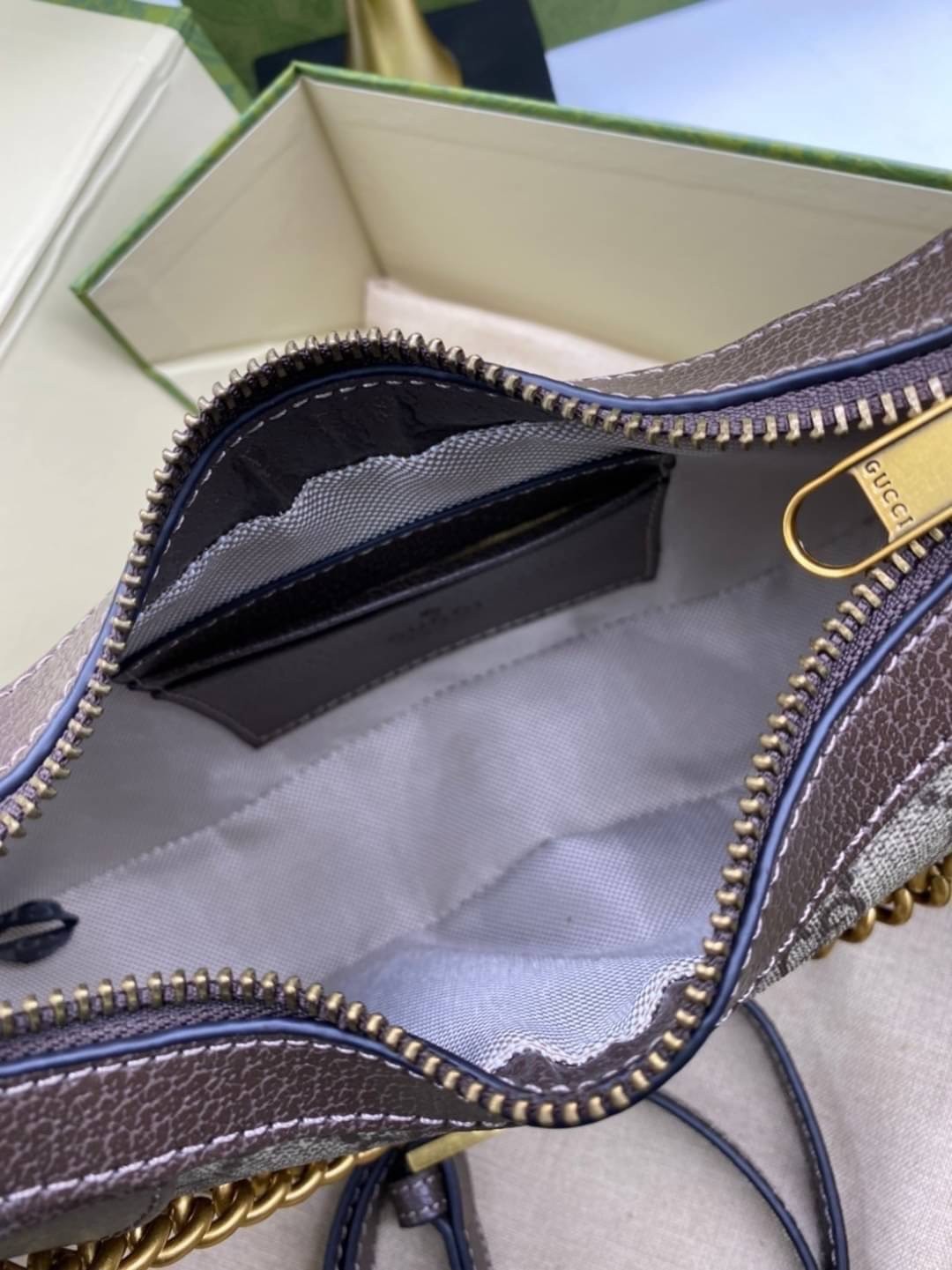 GUCCI Aphrodite small shoulder bag / GC crossbody pouch bag เกรดออริ กระเป๋าสะพายทรงคลาสสิค ดีไซน์ย้อนยุคผสานความโมเดิร์นด้วยรูปทรงพอช ที่ใช้งานได้ทุกสไตล์