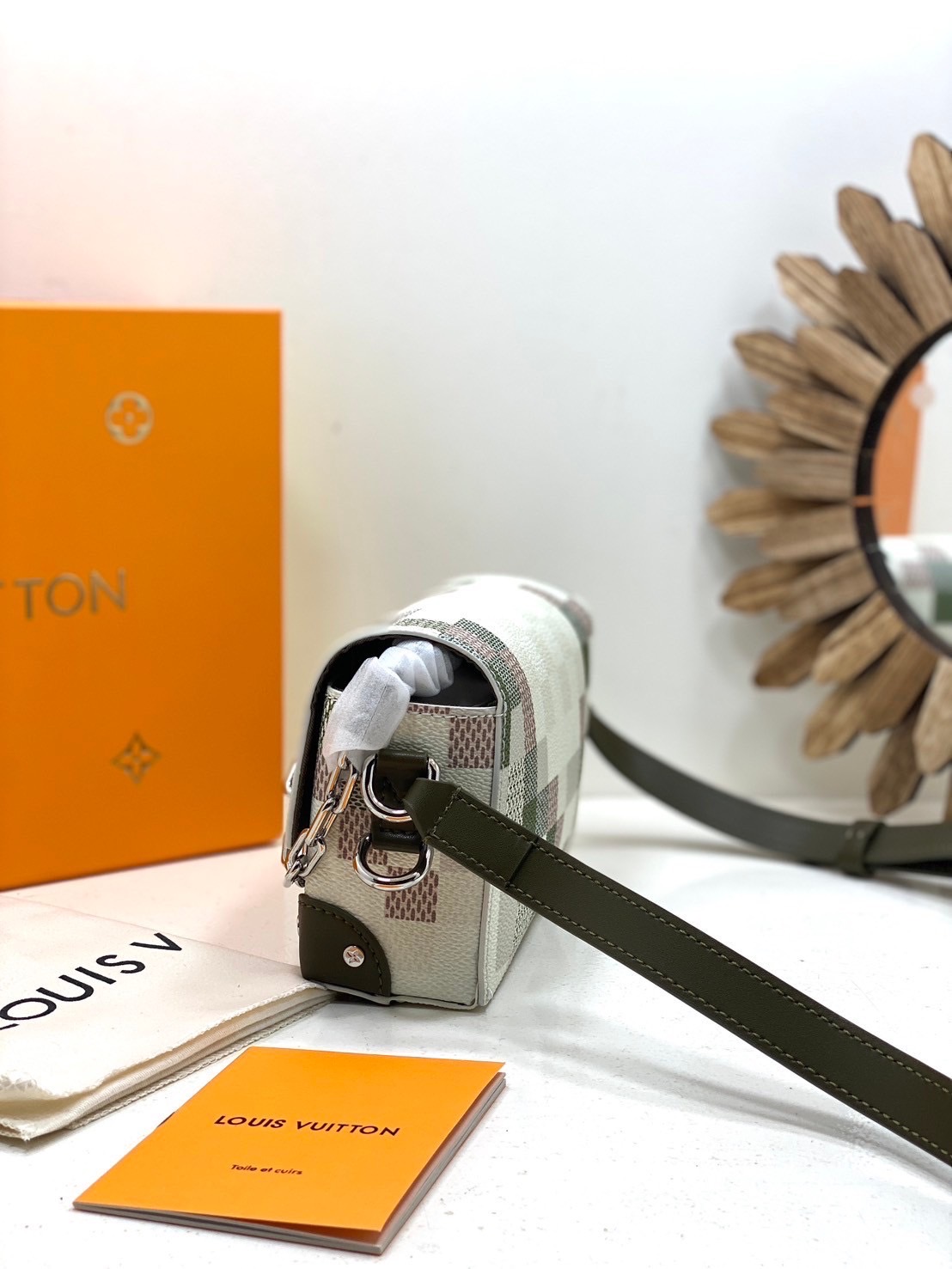 TOP ORI หนังแท้ | LV Steamer Wearable Wallet Bag กระเป๋าสะพายดีไซน์กระเป๋าสตางค์ สีเบจและสีกากี งานแคนวาสเคลือบ Damoflage แต่งขอบด้วยหนัง ขนาดกะทัดรัดใบนี้ผสานหมุดและโซ่