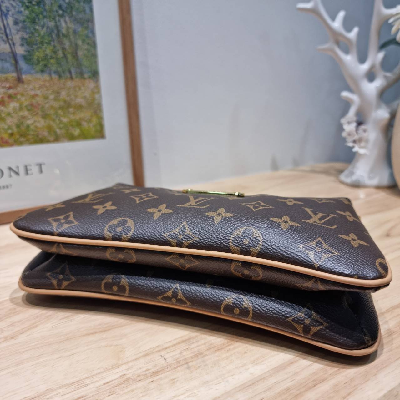 LV liv pochette กระเป๋าสะพายทรงสวย เป็นเอกลักษณ์ ดีไซน์ลวดลายโมโนแกรมเรียบหรู