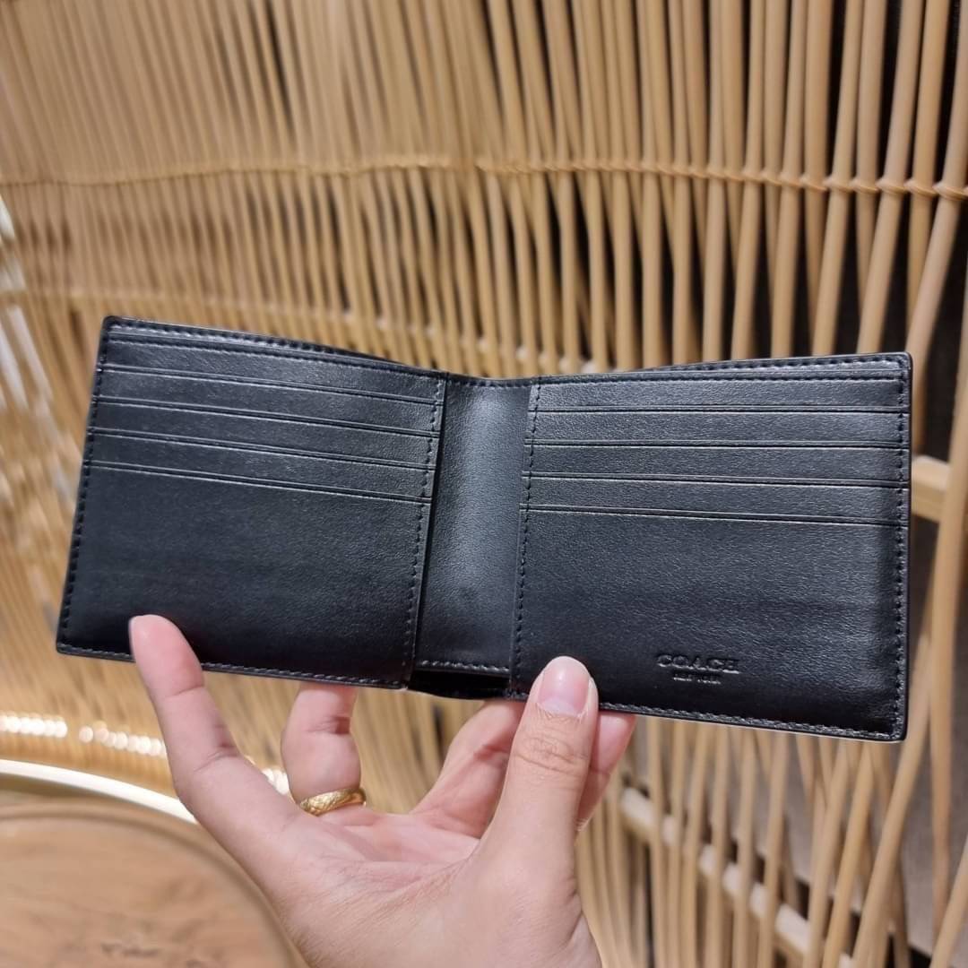 COACH DOUBLE BILLFOLD WALLET IN SIGNATURE CANVAS WITH WOLF MOTIF F31522 WITH GRAFFITI F37333 น้องชายสุดหล่อมาแล้ววว!! 😎 กระเป๋าสตางค์ใบสั้น เอาใจหนุ่มๆ ดีไซน์รูปหมาป่า สุดเท่ ด้านในกระเป๋าเป็นหนังแท้ มีช่องใส่บัตรเยอะ ใส่ธนบัตรได้ทุกชนิด และมี kee