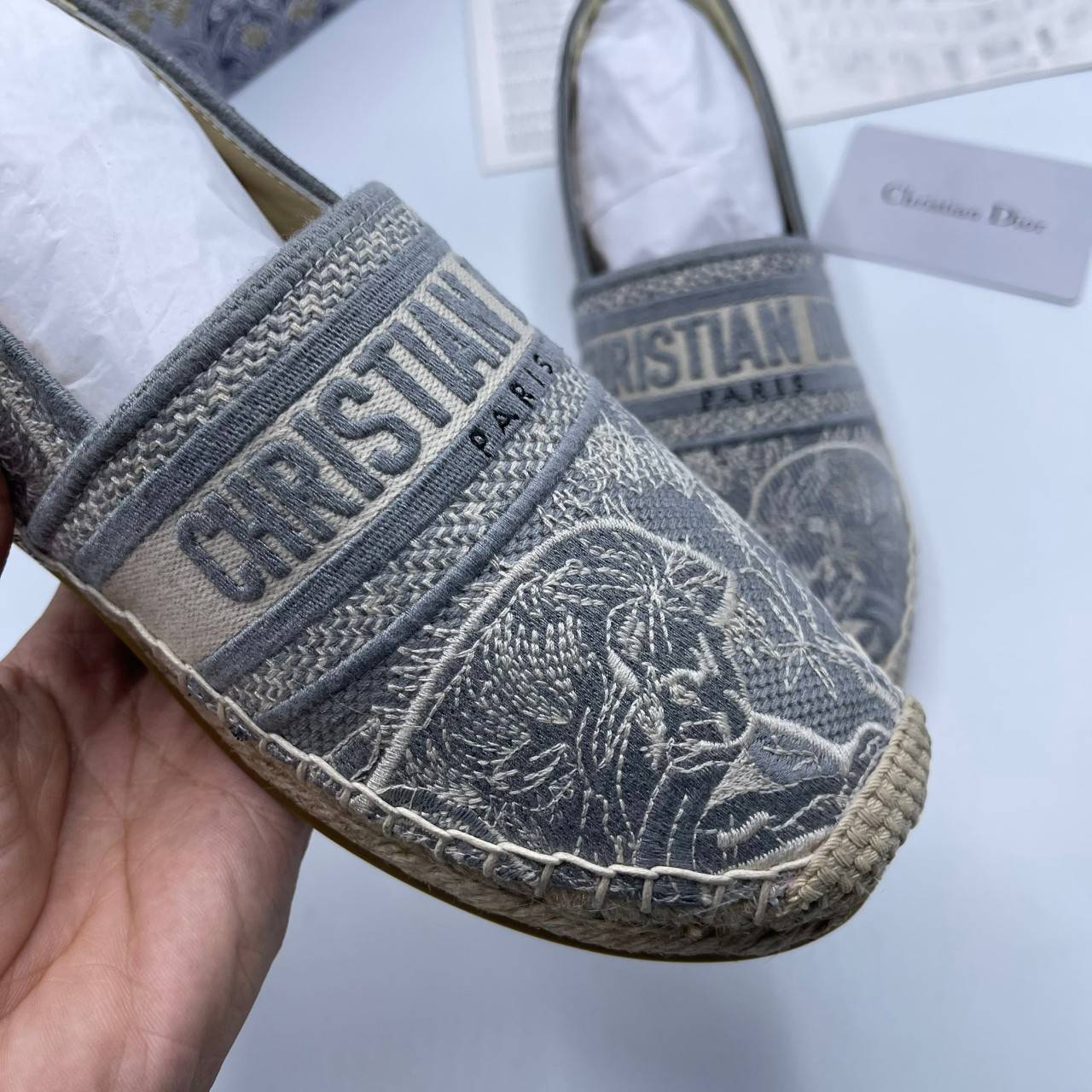 DIOR GRANVILLE ESPADRILLE SS21 Oblique Embroidered Cotton รองเท้าที่เป็นเอกลักษณ์ ที่สุดแห่งความหรูหราที่ใช้งานได้ทุกวัน ตัดเย็บจากผ้าฝ้ายปักลาย ประดับด้วยรายละเอียดสวยงาม งานเกรดออริจินอล 1:1 เหมือนที่สุด มีเลข Code ภาพสินค้าถ่ายจากงานขายจริง ไม่โป๊ะแตกแ