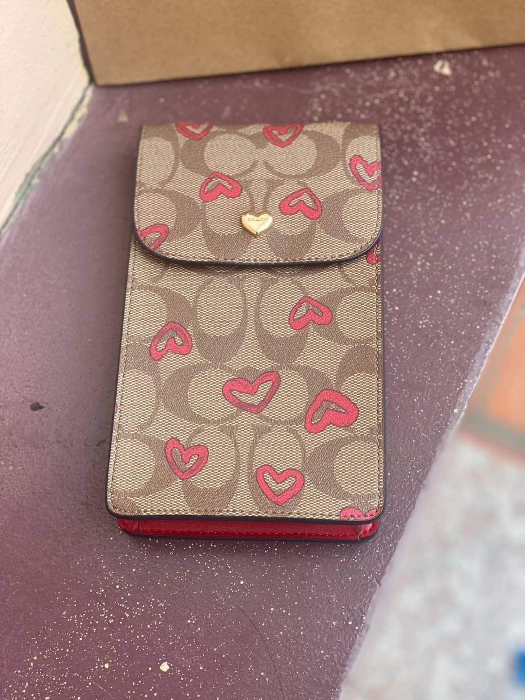 COACH PHONE CASE CROSSBODY BAG ((73486//76988//76357//39955//91046)) COACH NORTH/SOUTH CROSSBODY IN SIGNATURE CANVAS กระเป๋าใส่โทรศัพท์รุ่นนี้ มีความโดดเด่นทั้งดีไซน์และคุณสมบัติในการใช้งาน ด้วยลวดลายที่มีซิกเนเจอร์เป็นเอกลักษณ์แล้ว ด้านหลังยังมีช่องใส่กา