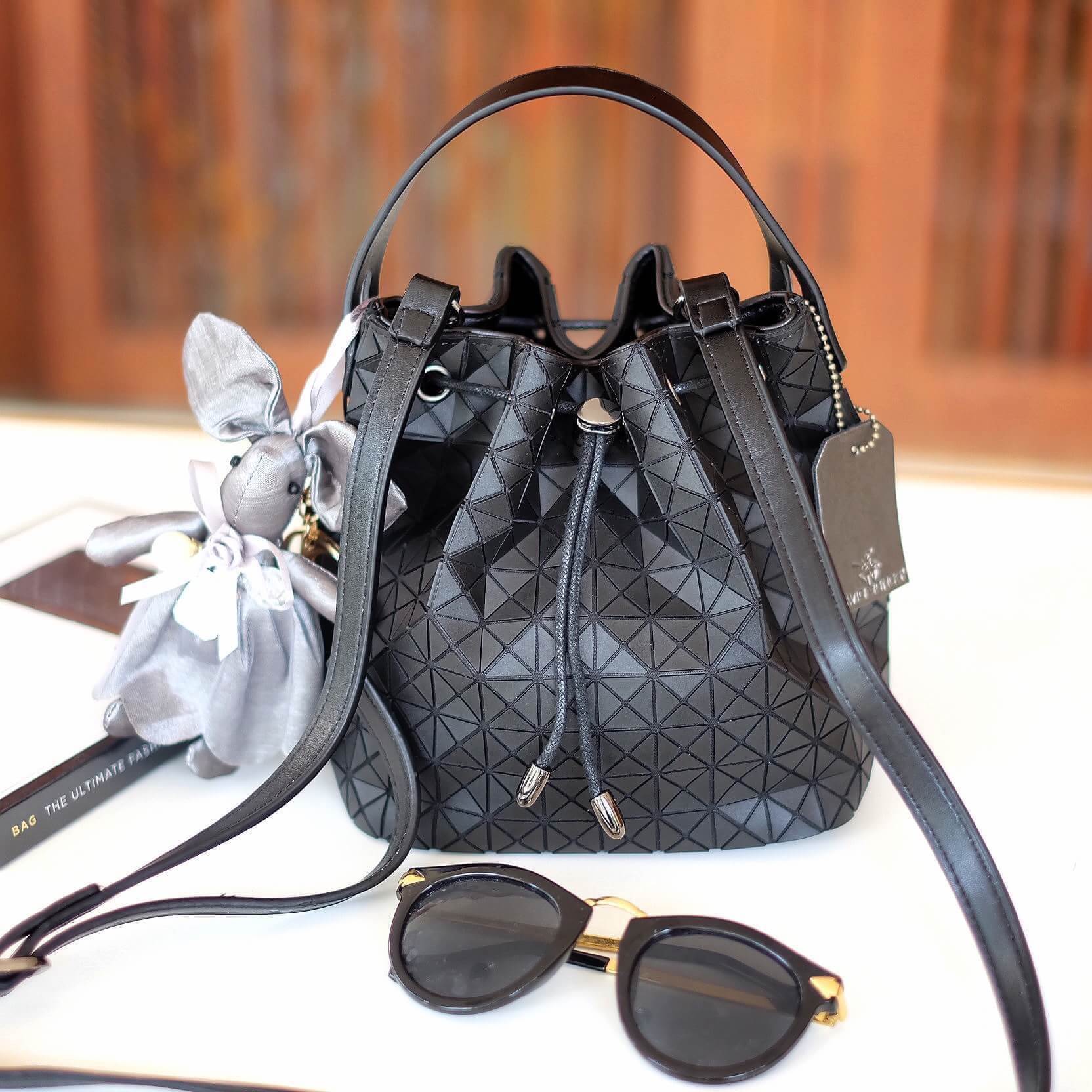 ทรงขายดี น่ารักมาก David Jones Bucket Leather (bag) กระเป๋าสะพายข้างดีไซน์เกร๋มาก สีดำสวยมาก #chic รุ่นนี้ รูปแบบน่ารัก แอบเก๋ด้วยดีไซด์ของตัวกระเป๋า และที่มัดสายกระเป๋า ภายในมีช่องเก็บของจุกจิกได้ #ฟรีพวงกุญแจน้องกระต่ายสุดน่ารัก #มีถุงผ้าแบรนด์ให้คะ #ใบ