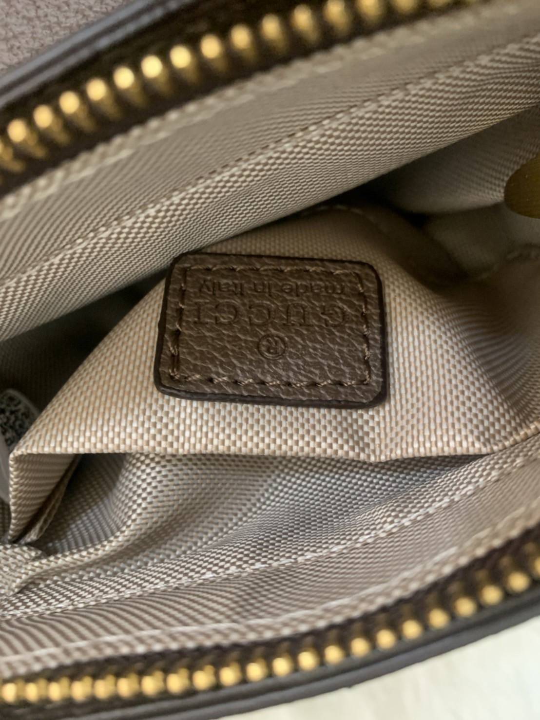 กระเป๋าสะพาย กระเป๋าใส่โทรศัพท์ งานแฟชั่นคลาสสิก Gucci Gag VIP GIFT WITH PURCHASE (GWP) พรีเมี่ยมกิ้ฟ Limited Edition รูปทรงถัง วัสดุcalfskin อะไหล่ทอง ลวดลายชิกเนเจอร์ โมโนแกรม GG เพิ่มความน่ารักด้วยพวงกุญแจเข้าชุดตุ๊กตาห้อยข้าง น่ารักมากมาย มาพร้อมสายสะ