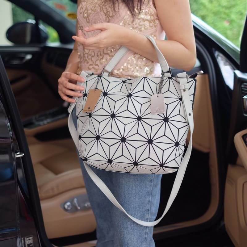 รุ่นขายดี ' Matte Color ' ✨✨ สีด้าน มีให้เลือกถึง 4 สี 🍭🍭แถมยังลาย Limited edition หายาก 👍ปรับทรงได้ 2 แบบ น่ารักมาก จากแบรนด์ David Jones กระเป๋าสะพายข้างดีไซน์เกร๋มาก สีสวยหรูมาก ขนาดกะลังดีเลย น้ำหนังเบาม