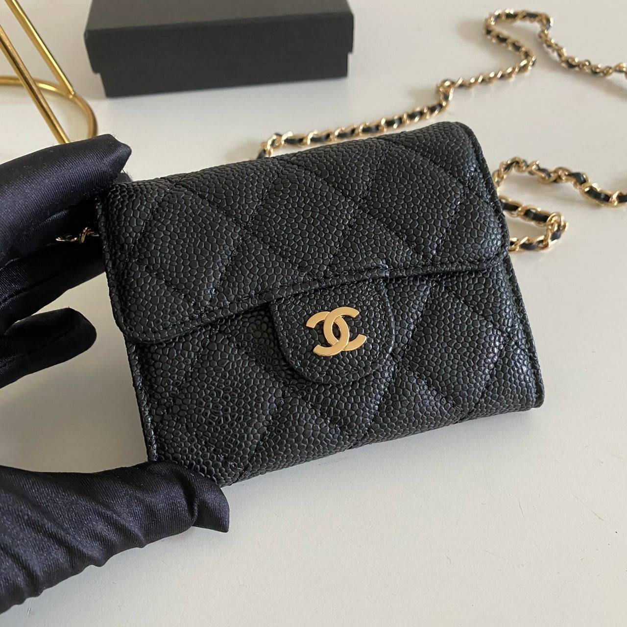 หนังแท้ Chanel wallet on chain / CHANEL BLACK CAVIAR BAG พร้อมส่งที่ไทย รุ่นยอดนิยมไอเท็มฮิตวัสดุหนังแท้คาเวียร์สวยคลาสสิคเปิดปิดด้วยฝาปิดกระดุมด้านหน้ามีโลโก้แบรนด์อะไหล่ทองสวยหรูดูดีมาพร้อมสายโซ่อะไหล่เงินและทองร้อยหนังจะสะพายไหล่ หรือ Crossbody ก็ดูดี 