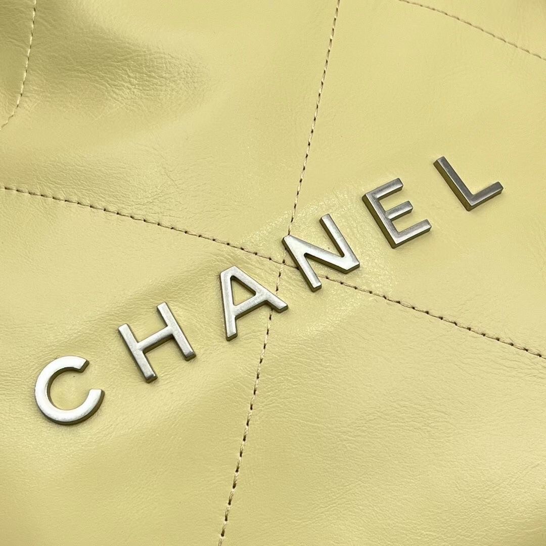 Chanel 22 backpack (small) กระเป๋าสะพายหลัง หนังเคลือบเงาและโลหะสีทองต่อยอดจากรุ่น ss22 ที่ ฮอตข้ามปีเพิ่มขนาดและหูถือยิ่งดูดีไปมากค่ะ