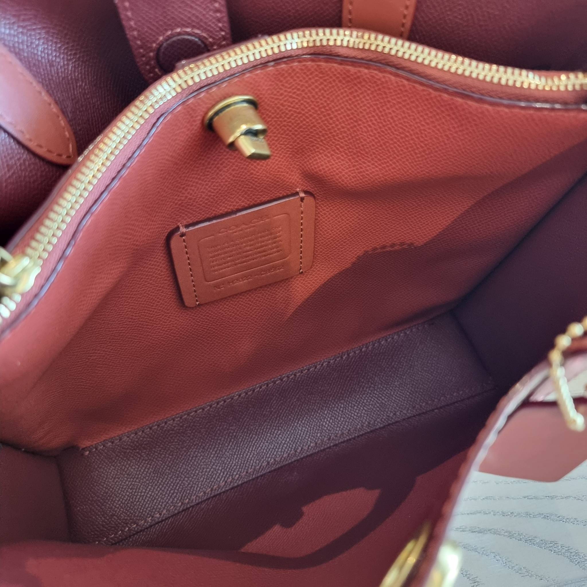 COACH C8562 WILLOW TOTE 24 IN SIGNATURE CANVAS น้องสาวลุคลูกคุณมาแล้วจ้า กระเป๋าถือ/สะพาย ดีไซน์สุดคลาสสิค ไอเท็มขายดีที่สุด ลงตัว เรียบหรู ใบจริงคือผู้ดี๊ผู้ดี ใช่ได้ทุกๆโอกาส วัสดุหนังแคนวาส ทนทาน เปิดปิดด้วยตัวบิดล็อค และอีกฝั่งเป็นกระดุมแม่เหล็ก ภายใน