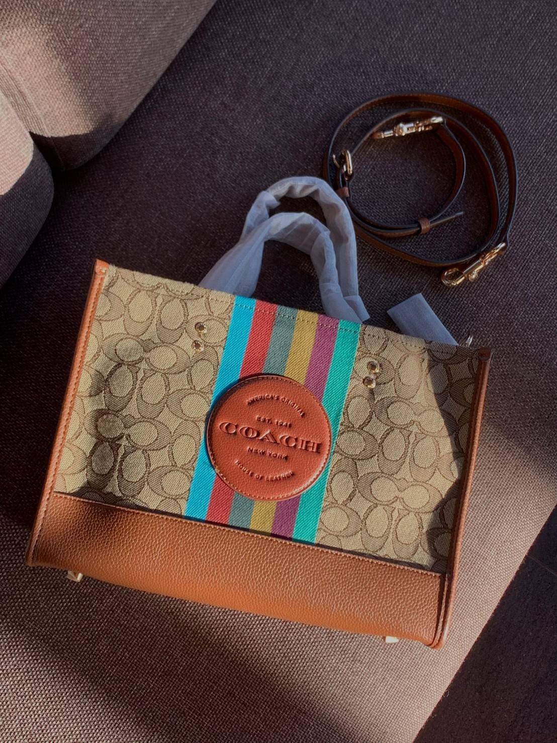 สวยๆอย่างนี้อดใจยังไงไหว!! Coach Dempsey Carryall In Signature Jacquard With Stripe And Coach Patch ((C5794)) ✈️พร้อมส่งความสวย! คุณภาพจัดเต็มเลยค่ะ กระเป๋าทรงTote วัสดุ Jackquard+หนังแท้ ได้ลงตัวสวยงาม 🔺สีคอลเลคชั่นใหม่ล่าสุด! ด้านหน้ามีโล