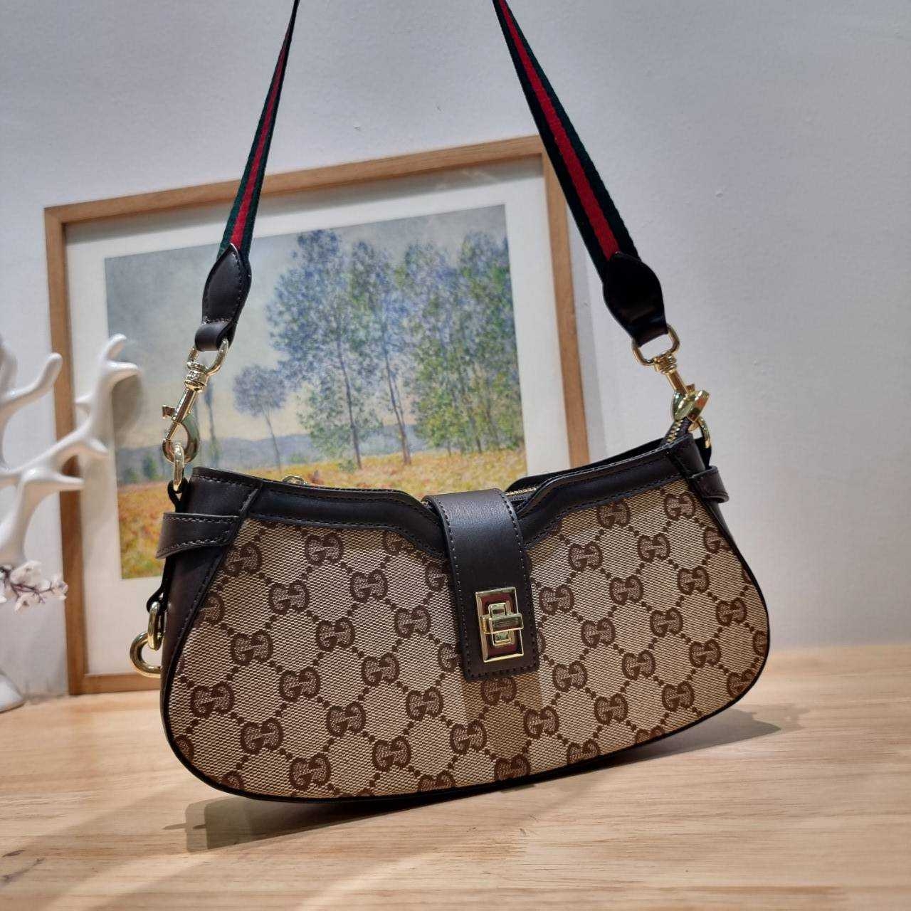 Gucci moon side mini shoulder bag สวยย้อนยุค y2k กำลังมาแรง กับอีกหนึ่งไอเท็มสุดจึ้ง ด้วยขนาดที่กำลังพอดี ดีไซน์คลาสสิคลัคชู ดูผู้ดี สวยแบบน้อยแต่มาก