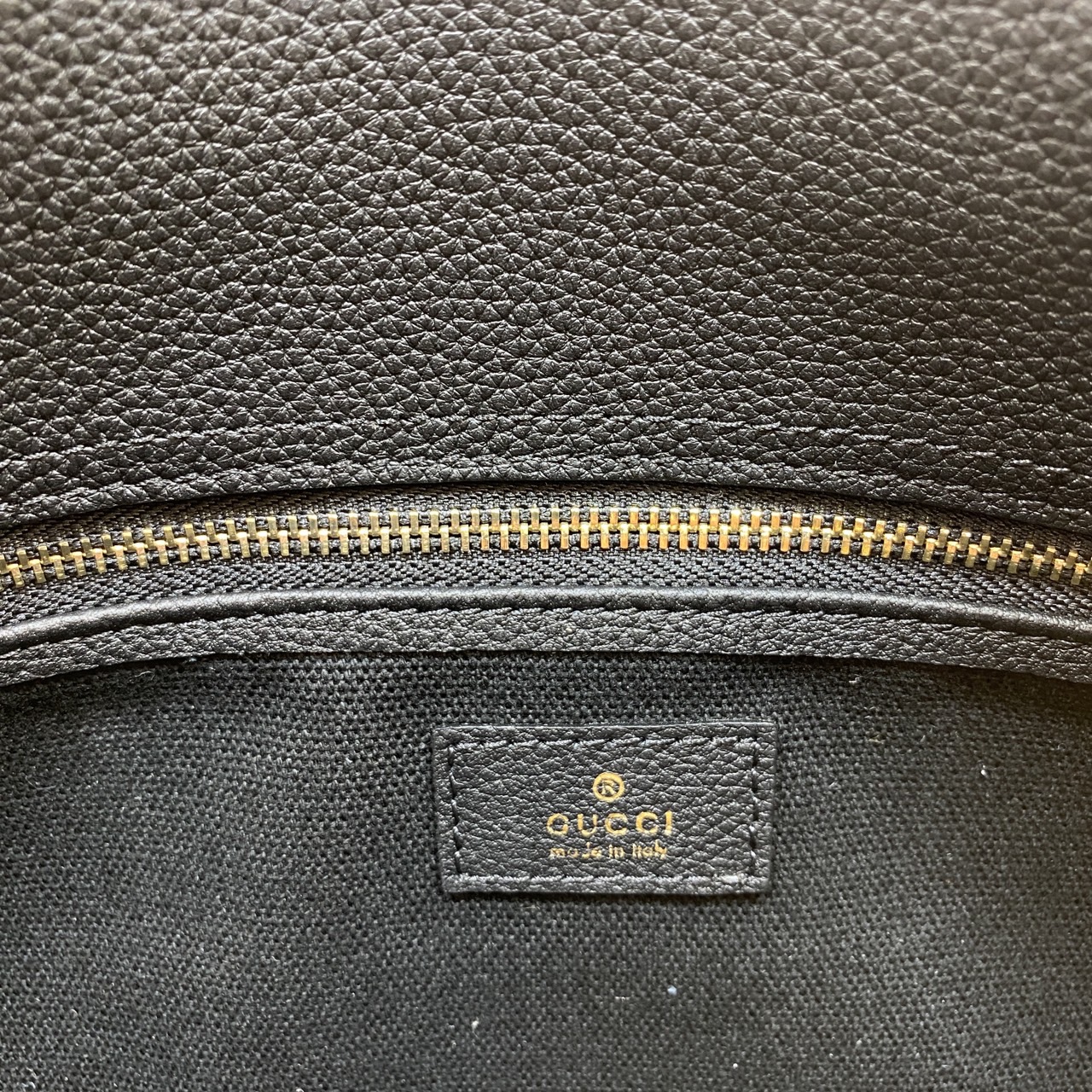 GUCCI MEDIUM TOTE BAG WITH HOOK CLOSURE / Gucci medium tote bag กระเป๋าทรงโท้ทสไตล์ใหม่ล่าสุด เกรดออริ 1:1 สลับแท้ ใช้งานต่างประเทศได้ ภาพถ่ายจากงานจริง