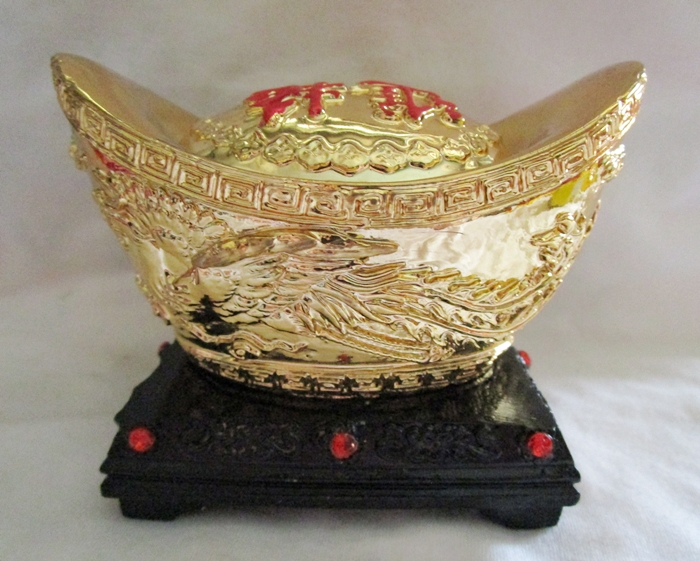 ก้อนทองขนาดใหญ่ฐานดำประดับพลอยแดง แก้ชงปีวอก ปี2562ค่ะ