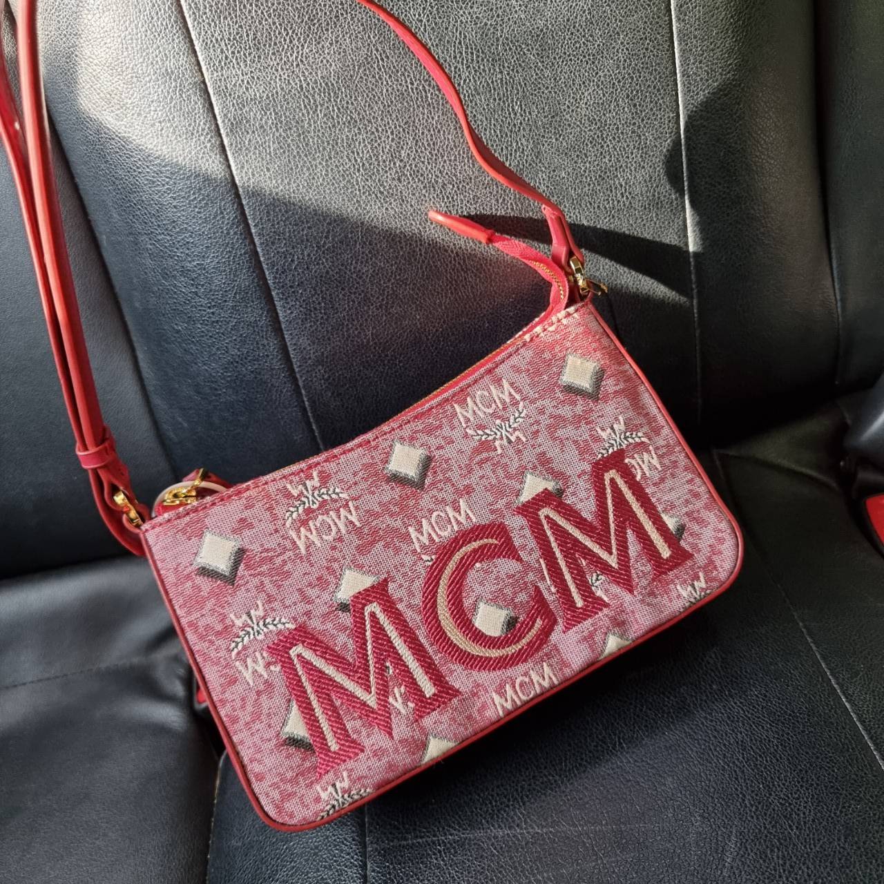 M.C.M MINI SHOULDER BAG IN VINTAGE JACQUARD MONOGRAM คอลเลคชั่นใหม่ล่าสุด โดดเด่นด้วยลายโมโนแกรม ถักทอบนผ้า woven jacquard กระเป๋าสะพายทรงพอชที่ไม่ธรรมดา มาพร้อมสายสะพายในตัว สามารถปรับใช้ได้ 2 แบบ สายยาวสะพายข้าง หรือจะนำสายเส้นกลางออกและปรับใช้สะพายไหล่